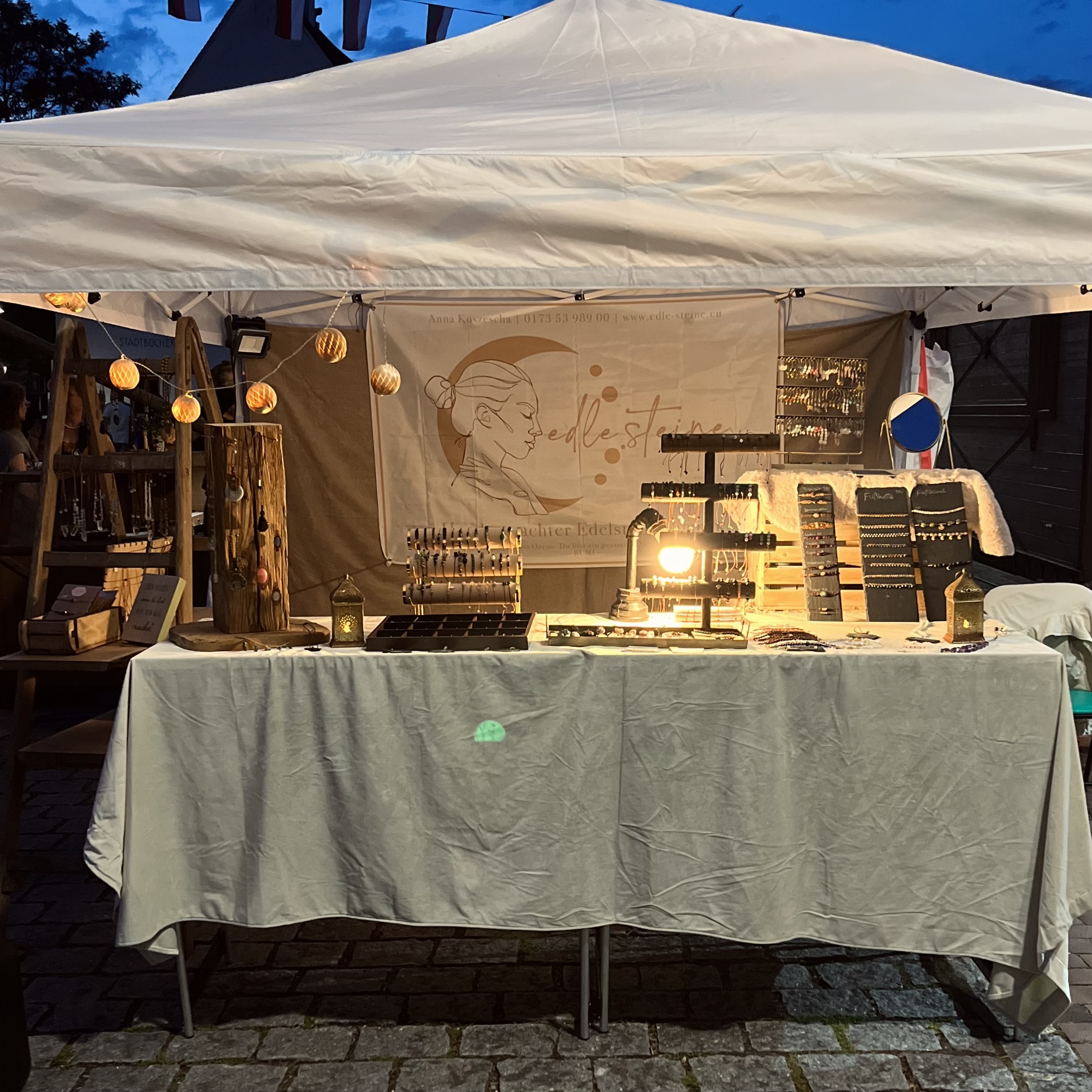 Marktstand mit Edelstein Schmuck