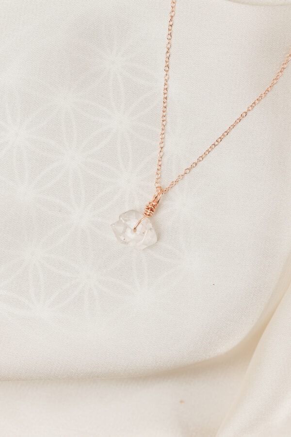 Herkimer Diamant Stärke • Inspiration • Entschlossenheit 💎 Herkimer Diamant – Der Stein der Klarheit und Entschlossenheit! 💎 Herkimer Diamant Eigenschaften: • Mental: Orientierung, Traumerinnerung, Stärke, Klarheit, Bewusstheit, Entschlossenheit, Präsenz. • Körper: Unterstützung der Nerven, Stärkung des Gehirns, Verbesserung der Sinneswahrnehmung. • Planet: Sonne. • Element: Feuer. • Chakra: Kronen-Chakra, Drittes Auge. • Hauptstein der Sternzeichen: Widder, Löwe, Schütze. Mineralogische & Historische Fakten: Der Herkimer Diamant ist ein seltener, klarer Quarz, der in den USA, speziell in Herkimer-County in New York, gefunden wird. Er zeichnet sich durch seine einzigartige Doppelspitz-Form aus, die ihn von anderen Quarzen unterscheidet. In der Geschichte wurde der Herkimer Diamant oft als „Diamant des Amerikanischen Nordens“ bezeichnet und als Stein für spirituelle Klarheit und Heilung geschätzt. Details zu der Kette: Herkimer Diamant 10x10 mm • Kette in 925er Rose Gold - 40cm Größe verstellbar. 