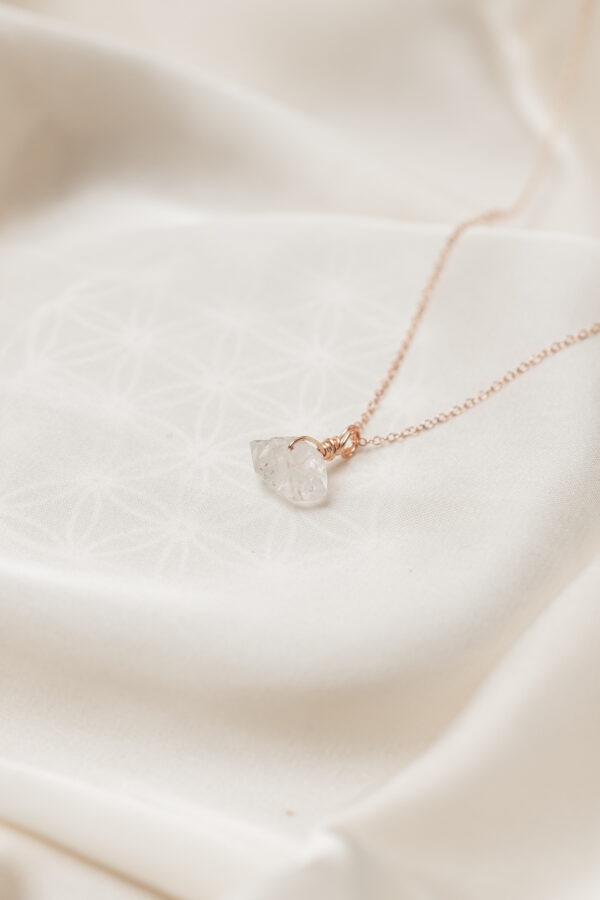 Herkimer Diamant Stärke • Inspiration • Entschlossenheit 💎 Herkimer Diamant – Der Stein der Klarheit und Entschlossenheit! 💎 Herkimer Diamant Eigenschaften: • Mental: Orientierung, Traumerinnerung, Stärke, Klarheit, Bewusstheit, Entschlossenheit, Präsenz. • Körper: Unterstützung der Nerven, Stärkung des Gehirns, Verbesserung der Sinneswahrnehmung. • Planet: Sonne. • Element: Feuer. • Chakra: Kronen-Chakra, Drittes Auge. • Hauptstein der Sternzeichen: Widder, Löwe, Schütze. Mineralogische & Historische Fakten: Der Herkimer Diamant ist ein seltener, klarer Quarz, der in den USA, speziell in Herkimer-County in New York, gefunden wird. Er zeichnet sich durch seine einzigartige Doppelspitz-Form aus, die ihn von anderen Quarzen unterscheidet. In der Geschichte wurde der Herkimer Diamant oft als „Diamant des Amerikanischen Nordens“ bezeichnet und als Stein für spirituelle Klarheit und Heilung geschätzt. Details zu der Kette: Herkimer Diamant 10x10 mm • Kette in 925er Rose Gold - 40cm Größe verstellbar. 