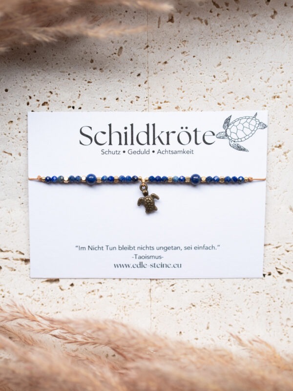 Lapislazuli "Der Spirituelle" Verbundenheit |  | Fokus | innere Wahrheit Lapislazuli „Wenn du mich ansiehst, siehst du den Himmel und seine Sterne. Lass mich deine Intuition entfachen und dein Bewusstsein zu höheren Ebenen erheben. Ich bin der Schlüssel zur inneren Klarheit und zur Entfaltung deiner spirituellen Reise." Der Lapislazuli ist ein faszinierender Edelstein von intensivem Himmelblau, oft durchzogen von goldenen Pyrit-Adern. Er wird für seine Schönheit geschätzt und hat eine reiche symbolische Geschichte. In vielen Kulturen wird der Lapislazuli mit Wahrheit, Weisheit und spiritueller Erkenntnis in Verbindung gebracht. Er wird auch als Stein der Kommunikation angesehen und soll dazu beitragen, das Bewusstsein zu öffnen und die Intuition zu stärken.  Gelassenheit | dämpft Überreaktion | Konzentration | Lernfähigkeit | Zugang zu höheren Wissensspeicher | Kontaktfreudigkeit | Freundschaft | wirkt bei Ängsten | Fokussierend | innere Weisheit Körper: Hals, Enzündungshemmend, Menstruation, Schlaf, Kopfschmerzen Chakra: Halschakra, Drittes Auge Planet: Jupiter Element: Wasser Hauptstein der Sternzeichen: Waage, Schütze Nebenstein der Sternzeichen: Jungfrau, Steinbock, Wassermann, Fische Lapislazuli Fakten Die älteste bekannte Lapislazuli-Mine der Menschheitsgeschichte liegt in der Region Badakhshan in Nordost-Afghanistan. Diese Mine, bekannt als die Sar-e-Sang-Mine, ist seit mehreren Jahrtausenden in Betrieb und hat eine reiche Geschichte in Bezug auf den Abbau von Lapislazuli. Archäologische Untersuchungen zeigen, dass der Bergbau in der Sar-e-Sang-Mine bereits in der Antike begonnen hat. Lapislazuli aus dieser Mine wurde in verschiedenen Teilen der Welt gehandelt und war insbesondere in den Kulturen des Nahen Ostens, Ägyptens und Persiens sehr begehrt. Es wird angenommen, dass das älteste bekannte Vorkommen von Lapislazuli in der Region Badakhshan die Grundlage für die Verbreitung dieses Edelsteins in verschiedenen Kulturen bildete. Die Mine hat eine reiche kulturelle und wirtschaftliche Bedeutung und ist ein wichtiger Teil der Geschichte des Lapislazuli-Handels in der Antike.