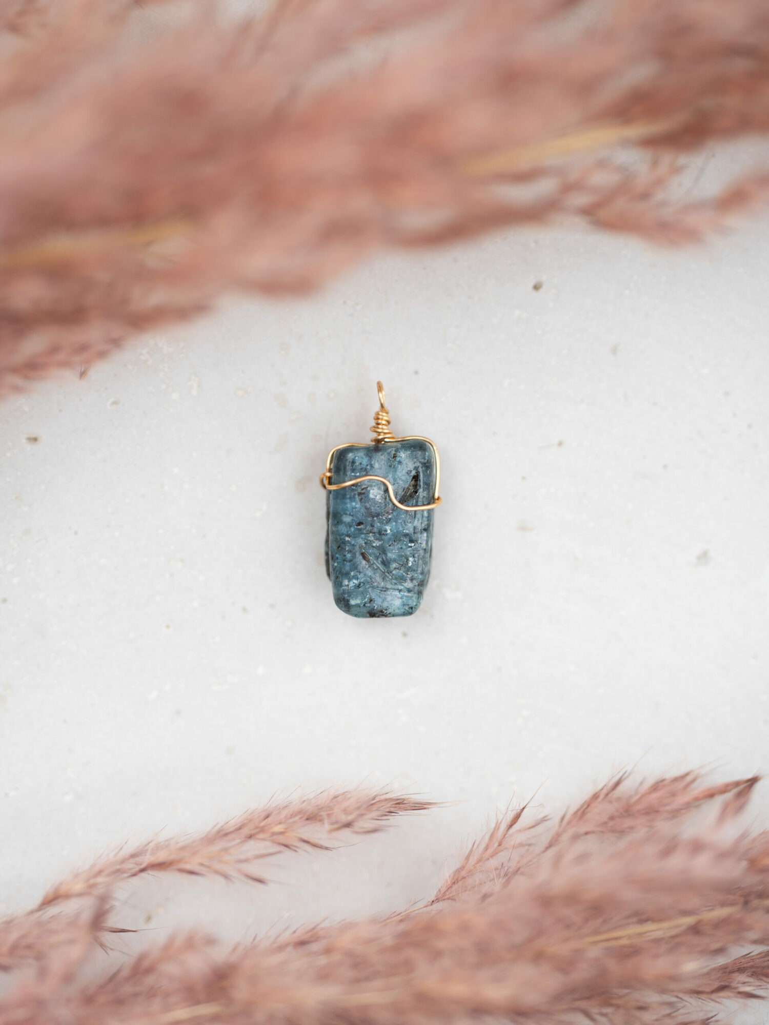 Kyanit "Die Gleichgewichtshüterin" Intuition | Identität | Entschlossenheit Kyanit: "Ich unterstütze deinen Selbstausdruck. Ich helfe dir, bei dir zu bleiben.“ Kyanit Eigenschaften - Disthen | Kyanit | Cyanit Der Disthen hilft, um in Extremsituationen handlungsfähig zu bleiben und auch unter Druck die Stimme nicht zu verlieren. Er verbessert die Lernleistung und ist hervorragend bei Prüfungen. Körper: Sehnerv, Verbessert Nervenreizweiterleitung, Kehlkopf, Sprachzentrum Chakra: Halschakra, Drittes Auge Planet: Merkur Element: Luft Hauptstein der Sternzeichen: Widder,  Stier, Waage Nebenstein der Sternzeichen: Schütze, Skorpion, Jungfrau, Fische Rationalität | Logik | Lernleistung | lebhafte Träume | Ausdruck | klare Aussprache | inneres Gleichgewicht Dieser Kyanit Anhänger wurde mit Sorgfalt, Liebe zum Detail und einem Hauch Magie handgefertigt. Alle meine Makramee Schmuckstücke sind mit einem Schiebeknoten und können individuell eingestellt werden. Verlasse dich bei der Wahl auf deine Intuition, der erste Impuls ist immer der Richtige.