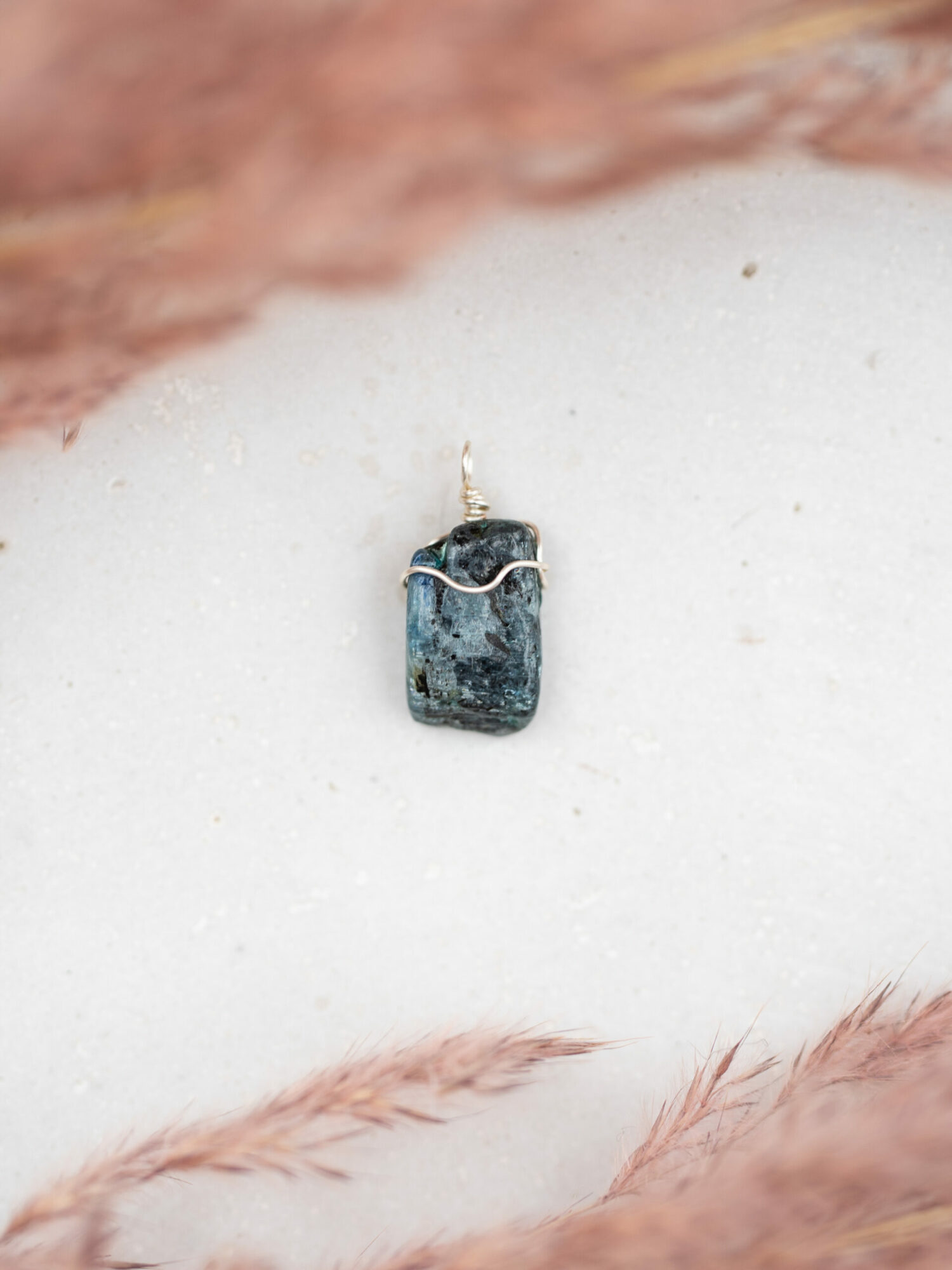 Kyanit "Die Gleichgewichtshüterin" Intuition | Identität | Entschlossenheit Kyanit: "Ich unterstütze deinen Selbstausdruck. Ich helfe dir, bei dir zu bleiben.“ Kyanit Eigenschaften - Disthen | Kyanit | Cyanit Der Disthen hilft, um in Extremsituationen handlungsfähig zu bleiben und auch unter Druck die Stimme nicht zu verlieren. Er verbessert die Lernleistung und ist hervorragend bei Prüfungen. Körper: Sehnerv, Verbessert Nervenreizweiterleitung, Kehlkopf, Sprachzentrum Chakra: Halschakra, Drittes Auge Planet: Merkur Element: Luft Hauptstein der Sternzeichen: Widder,  Stier, Waage Nebenstein der Sternzeichen: Schütze, Skorpion, Jungfrau, Fische Rationalität | Logik | Lernleistung | lebhafte Träume | Ausdruck | klare Aussprache | inneres Gleichgewicht Dieser Kyanit Anhänger wurde mit Sorgfalt, Liebe zum Detail und einem Hauch Magie handgefertigt. Alle meine Makramee Schmuckstücke sind mit einem Schiebeknoten und können individuell eingestellt werden. Verlasse dich bei der Wahl auf deine Intuition, der erste Impuls ist immer der Richtige.