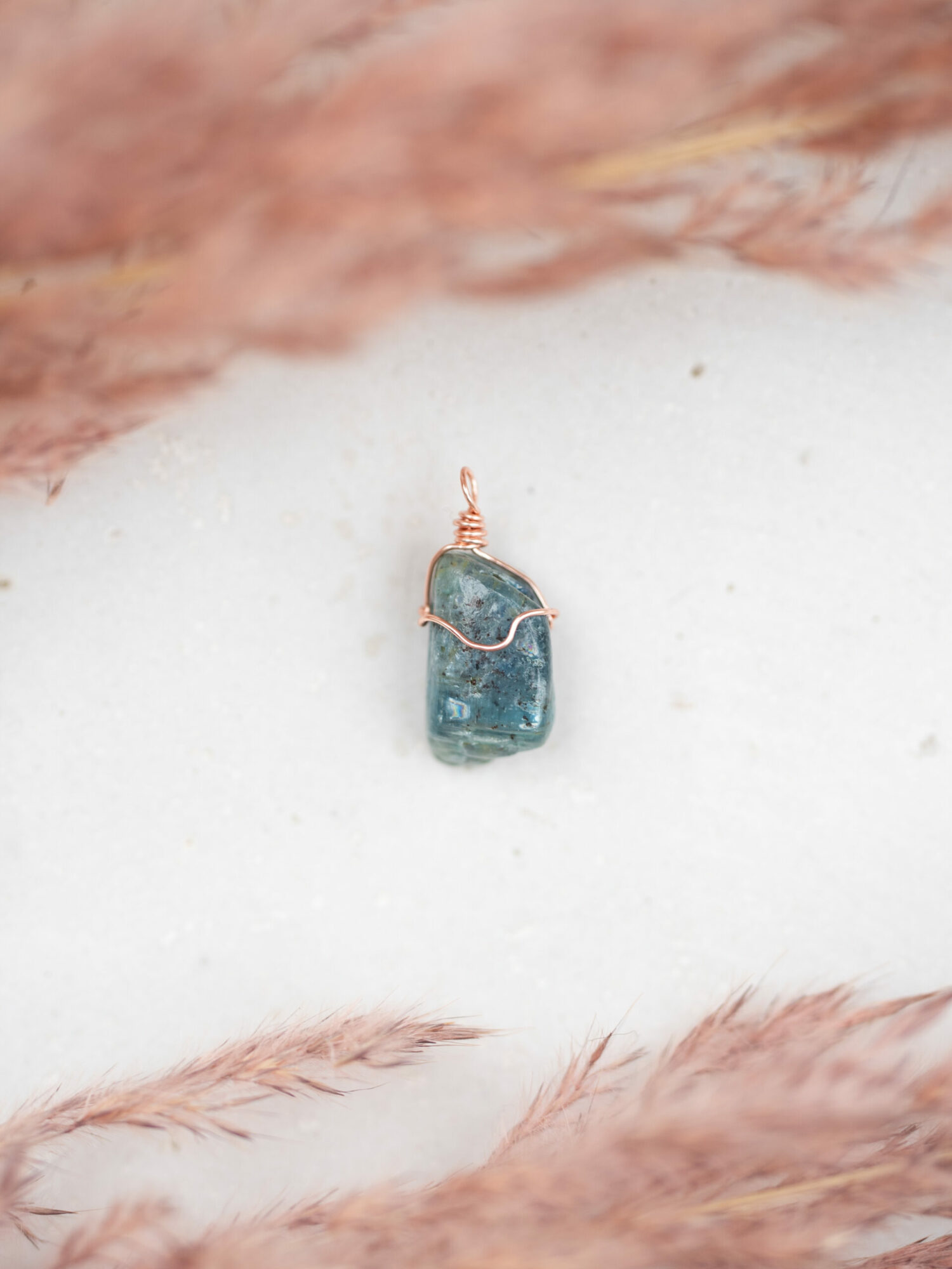 Kyanit "Die Gleichgewichtshüterin" Intuition | Identität | Entschlossenheit Kyanit: "Ich unterstütze deinen Selbstausdruck. Ich helfe dir, bei dir zu bleiben.“ Kyanit Eigenschaften - Disthen | Kyanit | Cyanit Der Disthen hilft, um in Extremsituationen handlungsfähig zu bleiben und auch unter Druck die Stimme nicht zu verlieren. Er verbessert die Lernleistung und ist hervorragend bei Prüfungen. Körper: Sehnerv, Verbessert Nervenreizweiterleitung, Kehlkopf, Sprachzentrum Chakra: Halschakra, Drittes Auge Planet: Merkur Element: Luft Hauptstein der Sternzeichen: Widder,  Stier, Waage Nebenstein der Sternzeichen: Schütze, Skorpion, Jungfrau, Fische Rationalität | Logik | Lernleistung | lebhafte Träume | Ausdruck | klare Aussprache | inneres Gleichgewicht Dieser Kyanit Anhänger wurde mit Sorgfalt, Liebe zum Detail und einem Hauch Magie handgefertigt. Alle meine Makramee Schmuckstücke sind mit einem Schiebeknoten und können individuell eingestellt werden. Verlasse dich bei der Wahl auf deine Intuition, der erste Impuls ist immer der Richtige.