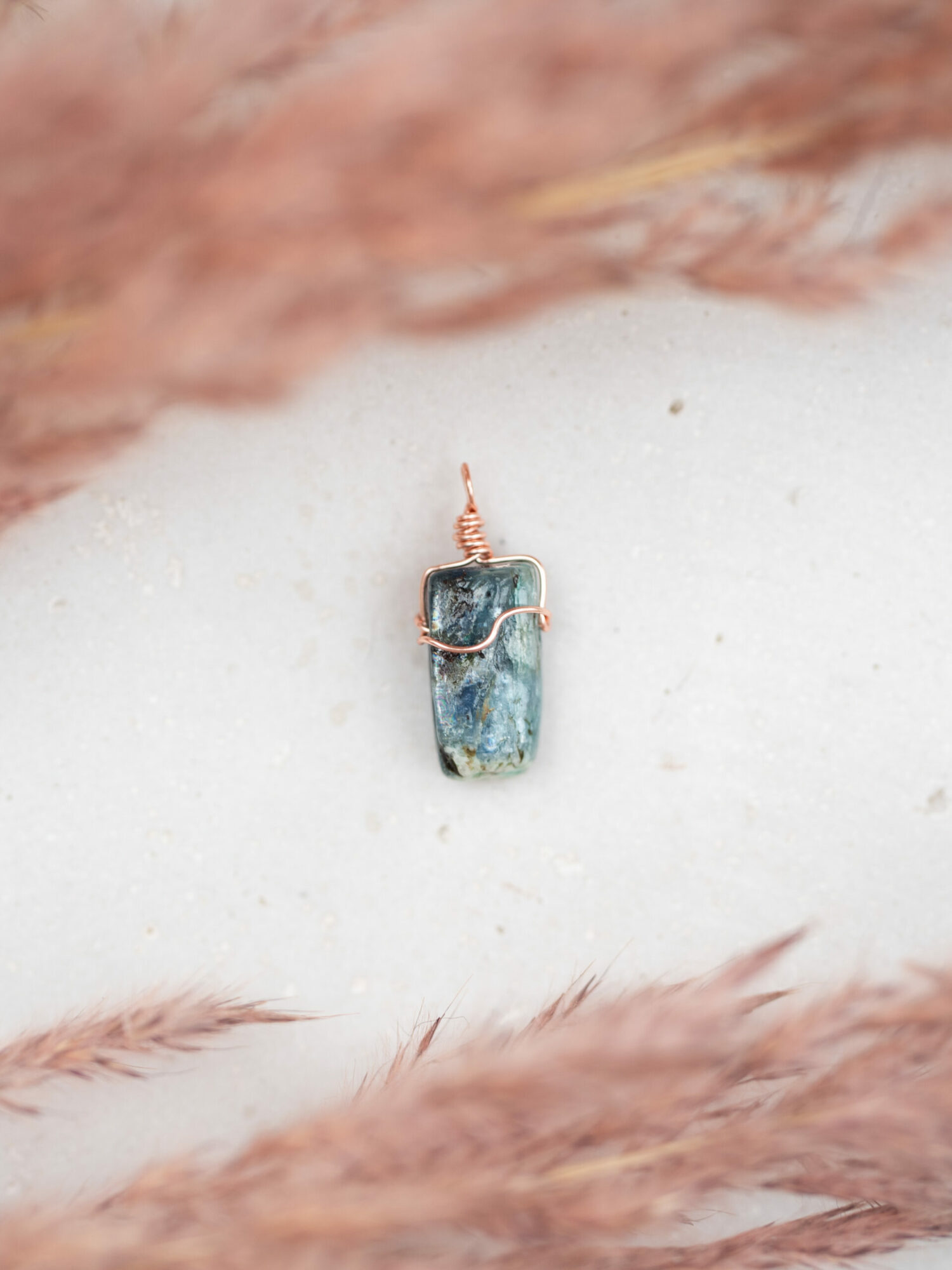 Kyanit "Die Gleichgewichtshüterin" Intuition | Identität | Entschlossenheit Kyanit: "Ich unterstütze deinen Selbstausdruck. Ich helfe dir, bei dir zu bleiben.“ Kyanit Eigenschaften - Disthen | Kyanit | Cyanit Der Disthen hilft, um in Extremsituationen handlungsfähig zu bleiben und auch unter Druck die Stimme nicht zu verlieren. Er verbessert die Lernleistung und ist hervorragend bei Prüfungen. Körper: Sehnerv, Verbessert Nervenreizweiterleitung, Kehlkopf, Sprachzentrum Chakra: Halschakra, Drittes Auge Planet: Merkur Element: Luft Hauptstein der Sternzeichen: Widder,  Stier, Waage Nebenstein der Sternzeichen: Schütze, Skorpion, Jungfrau, Fische Rationalität | Logik | Lernleistung | lebhafte Träume | Ausdruck | klare Aussprache | inneres Gleichgewicht Dieser Kyanit Anhänger wurde mit Sorgfalt, Liebe zum Detail und einem Hauch Magie handgefertigt. Alle meine Makramee Schmuckstücke sind mit einem Schiebeknoten und können individuell eingestellt werden. Verlasse dich bei der Wahl auf deine Intuition, der erste Impuls ist immer der Richtige.