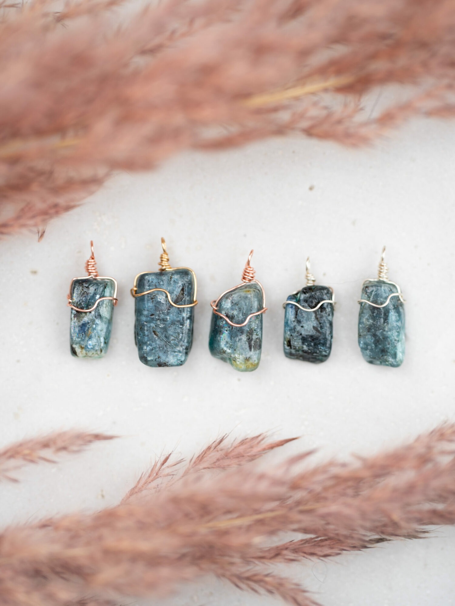 Kyanit "Die Gleichgewichtshüterin" Intuition | Identität | Entschlossenheit Kyanit: "Ich unterstütze deinen Selbstausdruck. Ich helfe dir, bei dir zu bleiben.“ Kyanit Eigenschaften - Disthen | Kyanit | Cyanit Der Disthen hilft, um in Extremsituationen handlungsfähig zu bleiben und auch unter Druck die Stimme nicht zu verlieren. Er verbessert die Lernleistung und ist hervorragend bei Prüfungen. Körper: Sehnerv, Verbessert Nervenreizweiterleitung, Kehlkopf, Sprachzentrum Chakra: Halschakra, Drittes Auge Planet: Merkur Element: Luft Hauptstein der Sternzeichen: Widder,  Stier, Waage Nebenstein der Sternzeichen: Schütze, Skorpion, Jungfrau, Fische Rationalität | Logik | Lernleistung | lebhafte Träume | Ausdruck | klare Aussprache | inneres Gleichgewicht Dieser Kyanit Anhänger wurde mit Sorgfalt, Liebe zum Detail und einem Hauch Magie handgefertigt. Alle meine Makramee Schmuckstücke sind mit einem Schiebeknoten und können individuell eingestellt werden. Verlasse dich bei der Wahl auf deine Intuition, der erste Impuls ist immer der Richtige.