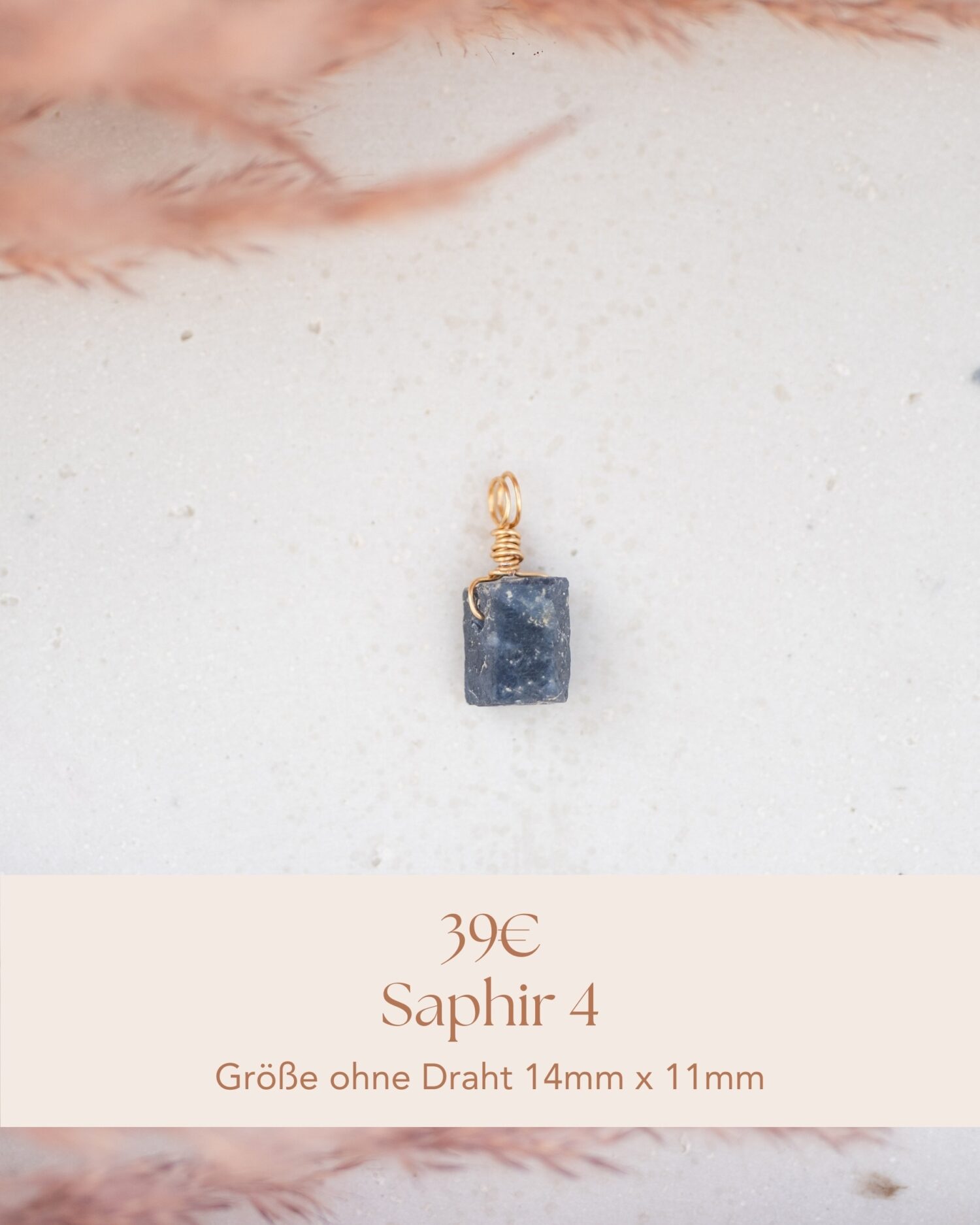 Saphir "Die Treue" Intuition | emotionale Balance | Treue Saphir "Ich bin der Saphir, der Stein der Weisheit und Klarheit. Meine tiefe blaue Essenz beruhigt deinen Geist und öffnet dein inneres Auge. Lass mich dir helfen, die Wahrheit zu erkennen und deine Intuition zu stärken. Mit meiner Kraft findest du Schutz und Frieden, während du in deiner spirituellen Reise wächst. Vertraue mir, und ich werde dir den Weg zu innerer Weisheit und Gelassenheit zeigen." Saphir Eigenschaften Der Saphir, mit seiner beruhigenden blauen Farbe und seinen heilenden Eigenschaften, passt perfekt zu den Qualitäten des Wasserelements. Er fördert emotionale Balance, intuitive Einsicht und spirituelle Heilung, wodurch er ein wertvoller Begleiter für diejenigen ist, die mit dem Element Wasser arbeiten möchten. Saphire gehören zur Korund-Familie, ebenso wie Rubine. Ihre Farbe wird durch Spurenelemente wie Eisen, Titan oder Chrom verursacht. Weisheit | Wahrheit | Treue | Intuition | Schutz | Spirituelles Wachstum | Kommunikationsfähigkeiten | Frieden | Gelassenheit | Heilungsprozess | Klarheit | Konzentration | Geisteskraft | Gedanken bündeln | Anti Stress | emotionale Balance | Verarbeitung von Gefühlen | Flexibilität  Körper: Kopfschmerzen, Migräne, Nervensystem stärken, Augen, Vitalität Chakra: Drittes Auge, Halschakra Planet: Saturn Element: Wasser Sternzeichen: Jungfrau, Schütze, Wassermann, Fische Dieser Saphir Anhänger wurde mit Sorgfalt, Liebe zum Detail und einem Hauch Magie handgefertigt. Verlasse dich bei der Wahl auf deine Intuition, der erste Impuls ist immer der Richtige. Du möchtest mehr über Edle.Steine erfahren? Besuche mich auf Instagram ❤️   Edle.Stein entdecken  Du hast Fragen zum? Ganz einfach und unkompliziert Kontakt aufnehmen  Kontakt