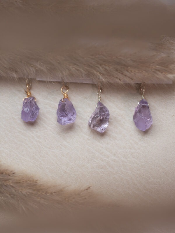 Amethyst Bewusstheit | Spiritualität | Klärung „Spüre meine beruhigende Energie, die deinen Geist klärt und dir Frieden schenkt. Ich stärke deine Intuition und führe dich zu höheren Ebenen des Bewusstseins. Mit meiner Hilfe findest du spirituelle Klarheit und innere Ruhe.“ 💜 Amethyst – Der Stein der spirituellen Klärung! 💜 Wichtig zu wissen: Amethyst ist ein violetter Quarz, der für seine beruhigenden und klärenden Eigenschaften bekannt ist. Er wird seit Jahrhunderten geschätzt und in verschiedenen Kulturen als Schutzstein sowie als Symbol für spirituelles Wachstum verwendet. Der Amethyst unterstützt dabei, geistige Klarheit zu erlangen und emotionale sowie spirituelle Blockaden zu überwinden. Amethyst Eigenschaften: Mental: Intuition | Spirituelle Klarheit | Meditation | Emotionale Ausgeglichenheit | Geistige Reinigung | Traumarbeit | Verbindet mit höheren Ebenen | Beruhigt den Geist Körper: Kopf | Haut | Atemwege | Nerven | Entgiftung | Unterstützung bei Schlafstörungen | Stressabbau | Förderung des allgemeinen Wohlbefindens Chakra: Stirnchakra (drittes Auge) | Kronenchakra Planet: Jupiter & Saturn Element: Luft & Kosmos Sternzeichen: Fische, Widder, Wassermann, Jungfrau, Schütze Mineralogische Fakten: Amethyst ist eine Varietät des Quarzes, die sich durch ihre charakteristische violette Farbe auszeichnet. Diese Farbe entsteht durch Spuren von Eisen und anderen Mineralien. Amethyst kristallisiert in hexagonalen Formen und wird oft in Schmuck und zur Herstellung von spirituellen Werkzeugen verwendet. Er gilt als einer der kraftvollsten Edelsteine für spirituelles Wachstum und innere Balance. Historische Bedeutung: In der Antike wurde Amethyst als Schutzstein geschätzt, der vor negativen Energien und Trunkenheit schützen sollte. Die alten Griechen trugen ihn als Talisman und schufen Weinkelche aus Amethyst, um das Trinken zu zügeln. Heute wird er in der modernen Lithotherapie verwendet, um den Geist zu beruhigen und den Zugang zur Intuition zu fördern.