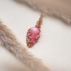 Thulit Erdung | Ahnen | Intensität 💖 Thulit – Der Stein der Herzensenergie und Erdung! 💖 Thulit ist eine besondere Varietät des Minerals Zoisit, bekannt für seine rosa bis rote Farbe, die durch Mangan verursacht wird. Abgebaut in den eisigen Sumpfgebieten Skandinaviens, ist dieser Edelstein ein seltener Schatz, der für seine erdenden und heilenden Eigenschaften geschätzt wird. "Meine Energie öffnet das Herz und streichelt die Seele. Tauche ein in meine sanfte Wärme, spüre die Liebeswellen, die ich trage. Ich bin der Stein der emotionalen Heilung, der dir hilft, alte Wunden zu schließen und dein Herz für die Schönheit des Lebens zu öffnen. Lass meine Energie deine spirituelle Reise begleiten und dein Bewusstsein für die Kraft der Liebe erweitern. Ich bin Thulit, ein Bote der Herzensenergie und des inneren Friedens." Thulit Eigenschaften: Mental: Herzöffnung | Mut | Herausforderungen anzugehen | Verbindet mit Ahnen und Heimat | Erdverbundenheit | Anti-Stress | Kreativität | Veränderungsprozesse | Selbstvertrauen | Lebensfreude Körper: Fruchtbarkeit, Eierstöcke, Blutdruck erhöhend, Darm, Regeneration, Herz Kreislauf Chakra: Herzchakra Planet: Mars Element: Feuer Sternzeichen: Widder Mineralogische Fakten:  Thulit ist eine Varietät des Minerals Zoisit. Die rosa bis rote Färbung wird durch Spuren von Mangan in der Kristallstruktur verursacht. Thulit wird in Skandinavien, insbesondere in Norwegen, abgebaut. Die Lagerstätten liegen hoch oben in eisigen Sumpfgebieten, was den Abbau und Transport erschwert und den Thulit besonders wertvoll macht. Historische Bedeutung:  Thulit, eine Varietät des Minerals Zoisit, wird hauptsächlich in Norwegen abgebaut. Die Lagerstätten liegen hoch in den eisigen, sumpfigen Regionen Skandinaviens, was den Abbau besonders anspruchsvoll macht. Historisch betrachtet wurde Thulit oft als ein Symbol für emotionale Stärke und Erdung angesehen. In der Antike galt der Stein als kraftvoller Talisman, der den Träger mit den Ahnen und der Natur verband. Aufgrund der schwierigen Abbaubedingungen ist Thulit ein seltener und geschätzter Edelstein, der für seine energetische Kraft und seine heilenden Eigenschaften hoch geschätzt wird.