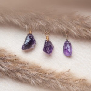 Amethyst Bewusstheit | Spiritualität | Klärung „Spüre meine beruhigende Energie, die deinen Geist klärt und dir Frieden schenkt. Ich stärke deine Intuition und führe dich zu höheren Ebenen des Bewusstseins. Mit meiner Hilfe findest du spirituelle Klarheit und innere Ruhe.“ 💜 Amethyst – Der Stein der spirituellen Klärung! 💜 Wichtig zu wissen: Amethyst ist ein violetter Quarz, der für seine beruhigenden und klärenden Eigenschaften bekannt ist. Er wird seit Jahrhunderten geschätzt und in verschiedenen Kulturen als Schutzstein sowie als Symbol für spirituelles Wachstum verwendet. Der Amethyst unterstützt dabei, geistige Klarheit zu erlangen und emotionale sowie spirituelle Blockaden zu überwinden. Amethyst Eigenschaften: Mental: Intuition | Spirituelle Klarheit | Meditation | Emotionale Ausgeglichenheit | Geistige Reinigung | Traumarbeit | Verbindet mit höheren Ebenen | Beruhigt den Geist Körper: Kopf | Haut | Atemwege | Nerven | Entgiftung | Unterstützung bei Schlafstörungen | Stressabbau | Förderung des allgemeinen Wohlbefindens Chakra: Stirnchakra (drittes Auge) | Kronenchakra Planet: Jupiter & Saturn Element: Luft & Kosmos Sternzeichen: Fische, Widder, Wassermann, Jungfrau, Schütze Mineralogische Fakten: Amethyst ist eine Varietät des Quarzes, die sich durch ihre charakteristische violette Farbe auszeichnet. Diese Farbe entsteht durch Spuren von Eisen und anderen Mineralien. Amethyst kristallisiert in hexagonalen Formen und wird oft in Schmuck und zur Herstellung von spirituellen Werkzeugen verwendet. Er gilt als einer der kraftvollsten Edelsteine für spirituelles Wachstum und innere Balance. Historische Bedeutung: In der Antike wurde Amethyst als Schutzstein geschätzt, der vor negativen Energien und Trunkenheit schützen sollte. Die alten Griechen trugen ihn als Talisman und schufen Weinkelche aus Amethyst, um das Trinken zu zügeln. Heute wird er in der modernen Lithotherapie verwendet, um den Geist zu beruhigen und den Zugang zur Intuition zu fördern.