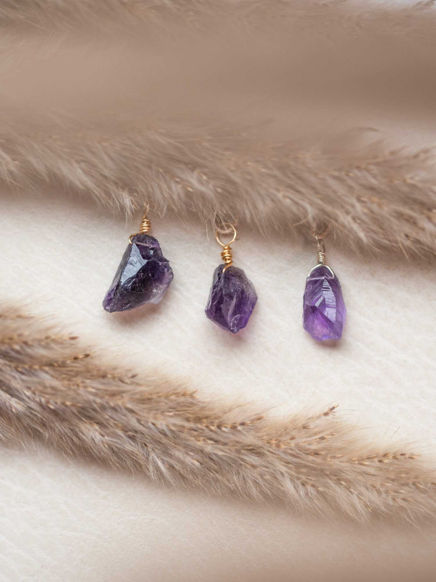 Amethyst Bewusstheit | Spiritualität | Klärung „Spüre meine beruhigende Energie, die deinen Geist klärt und dir Frieden schenkt. Ich stärke deine Intuition und führe dich zu höheren Ebenen des Bewusstseins. Mit meiner Hilfe findest du spirituelle Klarheit und innere Ruhe.“ 💜 Amethyst – Der Stein der spirituellen Klärung! 💜 Wichtig zu wissen: Amethyst ist ein violetter Quarz, der für seine beruhigenden und klärenden Eigenschaften bekannt ist. Er wird seit Jahrhunderten geschätzt und in verschiedenen Kulturen als Schutzstein sowie als Symbol für spirituelles Wachstum verwendet. Der Amethyst unterstützt dabei, geistige Klarheit zu erlangen und emotionale sowie spirituelle Blockaden zu überwinden. Amethyst Eigenschaften: Mental: Intuition | Spirituelle Klarheit | Meditation | Emotionale Ausgeglichenheit | Geistige Reinigung | Traumarbeit | Verbindet mit höheren Ebenen | Beruhigt den Geist Körper: Kopf | Haut | Atemwege | Nerven | Entgiftung | Unterstützung bei Schlafstörungen | Stressabbau | Förderung des allgemeinen Wohlbefindens Chakra: Stirnchakra (drittes Auge) | Kronenchakra Planet: Jupiter & Saturn Element: Luft & Kosmos Sternzeichen: Fische, Widder, Wassermann, Jungfrau, Schütze Mineralogische Fakten: Amethyst ist eine Varietät des Quarzes, die sich durch ihre charakteristische violette Farbe auszeichnet. Diese Farbe entsteht durch Spuren von Eisen und anderen Mineralien. Amethyst kristallisiert in hexagonalen Formen und wird oft in Schmuck und zur Herstellung von spirituellen Werkzeugen verwendet. Er gilt als einer der kraftvollsten Edelsteine für spirituelles Wachstum und innere Balance. Historische Bedeutung: In der Antike wurde Amethyst als Schutzstein geschätzt, der vor negativen Energien und Trunkenheit schützen sollte. Die alten Griechen trugen ihn als Talisman und schufen Weinkelche aus Amethyst, um das Trinken zu zügeln. Heute wird er in der modernen Lithotherapie verwendet, um den Geist zu beruhigen und den Zugang zur Intuition zu fördern.