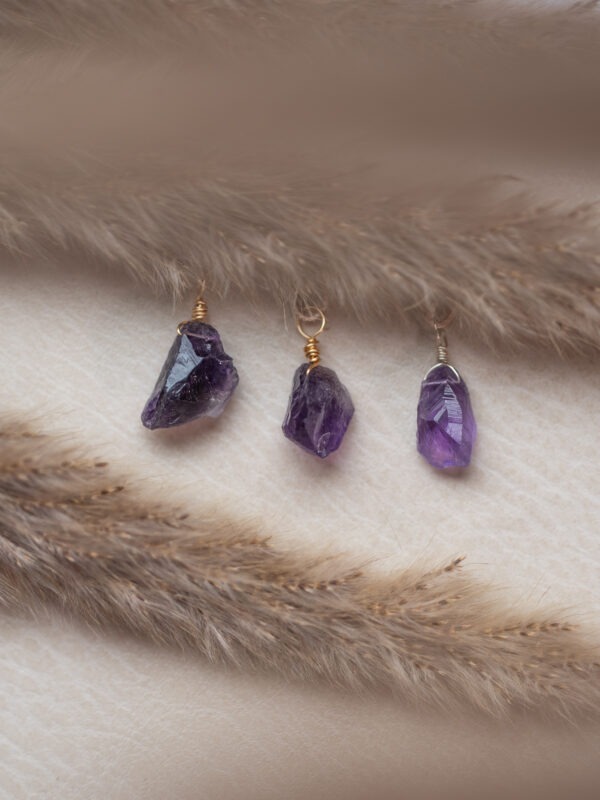 Amethyst Bewusstheit | Spiritualität | Klärung „Spüre meine beruhigende Energie, die deinen Geist klärt und dir Frieden schenkt. Ich stärke deine Intuition und führe dich zu höheren Ebenen des Bewusstseins. Mit meiner Hilfe findest du spirituelle Klarheit und innere Ruhe.“ 💜 Amethyst – Der Stein der spirituellen Klärung! 💜 Wichtig zu wissen: Amethyst ist ein violetter Quarz, der für seine beruhigenden und klärenden Eigenschaften bekannt ist. Er wird seit Jahrhunderten geschätzt und in verschiedenen Kulturen als Schutzstein sowie als Symbol für spirituelles Wachstum verwendet. Der Amethyst unterstützt dabei, geistige Klarheit zu erlangen und emotionale sowie spirituelle Blockaden zu überwinden. Amethyst Eigenschaften: Mental: Intuition | Spirituelle Klarheit | Meditation | Emotionale Ausgeglichenheit | Geistige Reinigung | Traumarbeit | Verbindet mit höheren Ebenen | Beruhigt den Geist Körper: Kopf | Haut | Atemwege | Nerven | Entgiftung | Unterstützung bei Schlafstörungen | Stressabbau | Förderung des allgemeinen Wohlbefindens Chakra: Stirnchakra (drittes Auge) | Kronenchakra Planet: Jupiter & Saturn Element: Luft & Kosmos Sternzeichen: Fische, Widder, Wassermann, Jungfrau, Schütze Mineralogische Fakten: Amethyst ist eine Varietät des Quarzes, die sich durch ihre charakteristische violette Farbe auszeichnet. Diese Farbe entsteht durch Spuren von Eisen und anderen Mineralien. Amethyst kristallisiert in hexagonalen Formen und wird oft in Schmuck und zur Herstellung von spirituellen Werkzeugen verwendet. Er gilt als einer der kraftvollsten Edelsteine für spirituelles Wachstum und innere Balance. Historische Bedeutung: In der Antike wurde Amethyst als Schutzstein geschätzt, der vor negativen Energien und Trunkenheit schützen sollte. Die alten Griechen trugen ihn als Talisman und schufen Weinkelche aus Amethyst, um das Trinken zu zügeln. Heute wird er in der modernen Lithotherapie verwendet, um den Geist zu beruhigen und den Zugang zur Intuition zu fördern.