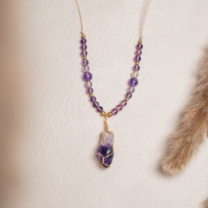 Amethyst Bewusstheit | Spiritualität | Klärung „Spüre meine beruhigende Energie, die deinen Geist klärt und dir Frieden schenkt. Ich stärke deine Intuition und führe dich zu höheren Ebenen des Bewusstseins. Mit meiner Hilfe findest du spirituelle Klarheit und innere Ruhe.“ 💜 Amethyst – Der Stein der spirituellen Klärung! 💜 Wichtig zu wissen: Amethyst ist ein violetter Quarz, der für seine beruhigenden und klärenden Eigenschaften bekannt ist. Er wird seit Jahrhunderten geschätzt und in verschiedenen Kulturen als Schutzstein sowie als Symbol für spirituelles Wachstum verwendet. Der Amethyst unterstützt dabei, geistige Klarheit zu erlangen und emotionale sowie spirituelle Blockaden zu überwinden. Amethyst Eigenschaften: Mental: Intuition | Spirituelle Klarheit | Meditation | Emotionale Ausgeglichenheit | Geistige Reinigung | Traumarbeit | Verbindet mit höheren Ebenen | Beruhigt den Geist | Wachstum Körper: Kopf | Haut | Atemwege | Nerven | Entgiftung | Unterstützung bei Schlafstörungen | Stressabbau | Förderung des allgemeinen Wohlbefindens Chakra: Stirnchakra (drittes Auge) | Kronenchakra Planet: Jupiter & Saturn Element: Luft & Kosmos Sternzeichen: Fische, Skorpion, Zwillinge, Jungfrau, Wassermann, Widder, Schütze, Steinbock Du möchtest mehr über den Amethyst erfahren, und bist neugierig darauf, wie der Amethyst zu seiner Farbe kam? Dann gehts hier weiter für dich: Der Amethyst und seine Legende Mineralogische Fakten: Amethyst ist eine Varietät des Quarzes, die sich durch ihre charakteristische violette Farbe auszeichnet. Diese Farbe entsteht durch Spuren von Eisen und anderen Mineralien. Amethyst kristallisiert in hexagonalen Formen und wird oft in Schmuck und zur Herstellung von spirituellen Werkzeugen verwendet. Er gilt als einer der kraftvollsten Edelsteine für spirituelles Wachstum und innere Balance. Historische Bedeutung: In der Antike wurde Amethyst als Schutzstein geschätzt, der vor negativen Energien und Trunkenheit schützen sollte. Die alten Griechen trugen ihn als Talisman und schufen Weinkelche aus Amethyst, um das Trinken zu zügeln. Heute wird er in der modernen Lithotherapie verwendet, um den Geist zu beruhigen und den Zugang zur Intuition zu fördern.