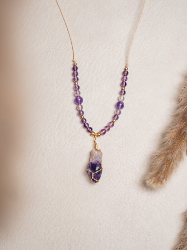 Amethyst Bewusstheit | Spiritualität | Klärung „Spüre meine beruhigende Energie, die deinen Geist klärt und dir Frieden schenkt. Ich stärke deine Intuition und führe dich zu höheren Ebenen des Bewusstseins. Mit meiner Hilfe findest du spirituelle Klarheit und innere Ruhe.“ 💜 Amethyst – Der Stein der spirituellen Klärung! 💜 Wichtig zu wissen: Amethyst ist ein violetter Quarz, der für seine beruhigenden und klärenden Eigenschaften bekannt ist. Er wird seit Jahrhunderten geschätzt und in verschiedenen Kulturen als Schutzstein sowie als Symbol für spirituelles Wachstum verwendet. Der Amethyst unterstützt dabei, geistige Klarheit zu erlangen und emotionale sowie spirituelle Blockaden zu überwinden. Amethyst Eigenschaften: Mental: Intuition | Spirituelle Klarheit | Meditation | Emotionale Ausgeglichenheit | Geistige Reinigung | Traumarbeit | Verbindet mit höheren Ebenen | Beruhigt den Geist | Wachstum Körper: Kopf | Haut | Atemwege | Nerven | Entgiftung | Unterstützung bei Schlafstörungen | Stressabbau | Förderung des allgemeinen Wohlbefindens Chakra: Stirnchakra (drittes Auge) | Kronenchakra Planet: Jupiter & Saturn Element: Luft & Kosmos Sternzeichen: Fische, Skorpion, Zwillinge, Jungfrau, Wassermann, Widder, Schütze, Steinbock Du möchtest mehr über den Amethyst erfahren, und bist neugierig darauf, wie der Amethyst zu seiner Farbe kam? Dann gehts hier weiter für dich: Der Amethyst und seine Legende Mineralogische Fakten: Amethyst ist eine Varietät des Quarzes, die sich durch ihre charakteristische violette Farbe auszeichnet. Diese Farbe entsteht durch Spuren von Eisen und anderen Mineralien. Amethyst kristallisiert in hexagonalen Formen und wird oft in Schmuck und zur Herstellung von spirituellen Werkzeugen verwendet. Er gilt als einer der kraftvollsten Edelsteine für spirituelles Wachstum und innere Balance. Historische Bedeutung: In der Antike wurde Amethyst als Schutzstein geschätzt, der vor negativen Energien und Trunkenheit schützen sollte. Die alten Griechen trugen ihn als Talisman und schufen Weinkelche aus Amethyst, um das Trinken zu zügeln. Heute wird er in der modernen Lithotherapie verwendet, um den Geist zu beruhigen und den Zugang zur Intuition zu fördern.