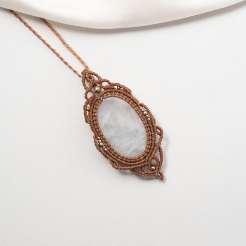 Regenbogen Mondstein Gefühlsausdruck | Wachheit | Körpergefühl 💎 Regenbogen Mondstein – Der Stein der Empfindsamkeit und Intuition! 💎 Regenbogen Mondstein Eigenschaften: Mental: Gefühlsausdruck | Offenheit | Geistige Weite | Konzentration | Einfühlungsvermögen | Beobachtungsgabe | Feinfühligkeit | Empfindsamkeit | Intuition | Sensibilität | Traumdeutung | Geistige Offenheit | Bewusstseinserweiterung Körper: Unterstützung des Hormonzyklus | Förderung des Körpergefühls | Tiefer Schlaf | Linderung von Gelenkbeschwerden | Unterstützung des Immunsystems Chakra: Kronenchakra & Drittes Auge Planet: Mond Element: Wasser & Kosmos Sternzeichen: Wassermann, Krebs Mineralogische Fakten: Der Regenbogen Mondstein, ein Mitglied der Feldspatfamilie, zeichnet sich durch seine sanfte weiße Farbe und einen schillernden, blauen Schimmer aus. Er gehört mineralogisch zum Labradorit und wird oft fälschlicherweise als Mondstein verkauft. Diese besondere Lichtreflexion und energetische Wirkung machen ihn zu einem einzigartigen Begleiter für Intuition und emotionale Tiefe. Historische Bedeutung: Der Regenbogen Mondstein hat in vielen Kulturen eine bedeutende Rolle gespielt. In der indigenen amerikanischen Kultur wurde er als Talisman für Schutz und emotionale Balance angesehen. Die Native Americans glaubten, dass der Mondstein die Verbindung zur spirituellen Welt stärkt und emotionale Heilung fördert. In der alten römischen und ägyptischen Kultur wurde Mondstein, zu dem auch der Regenbogen Mondstein gehört, als Schutzstein getragen, der den Träger vor negativen Energien bewahrt. In Indien gilt er als heilig und wird oft in der Schmuckherstellung verwendet, um die weibliche Energie und die Intuition zu fördern. Die alten Griechen schätzten den Mondstein als Symbol für die Fruchtbarkeit und die Verbindung zum Mond. Die spirituelle Praxis in verschiedenen Kulturen sieht den Regenbogen Mondstein oft als Stein für die Unterstützung bei Meditation und Traumdeutung. Er wird verwendet, um das Bewusstsein zu erweitern und die Sensibilität zu fördern, was ihn zu einem beliebten Edelstein für spirituelle Suchende macht.