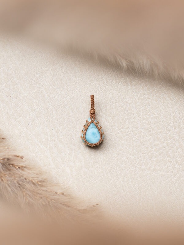 Larimar  Annahme • Perspektivwechsel • innerer Frieden Larimar – Der Stein der Ruhe und Klarheit! 💙 Larimar Eigenschaften: * Mental: Emotionale Heilung, inneren Frieden, innere Ruhe, Annahme, Perspektivenwechsel, Gelassenheit, Klarheit, spirituelle Entwicklung, erweiterte Wahrnehmung, kreative Lösungen, Sensibilität, hilft, das eigene Leben in die Hand zu nehmen, Selbstakzeptanz, Verbindung zwischen Körper und Geist. * Körper: Atemwegen, Haut, Schilddrüse, Stressabbau, Denken, Selbstheilungskräfte * Chakra: Herzchakra und Halschakra. * Planet: Neptun. * Element: Wasser. * Sternzeichen: Löwe, Zwillinge, Fische und Krebs. Reflexionsfrage für Larimar: In welchen Lebensbereichen, darf ich mein Leben noch mehr in die eigene Hand nehmen? Affirmation für Larimar: Ich nehme mich an wie ich bin. Meditation für Larimar: Schließe die Augen und stelle dir vor, du sitzt an einem ruhigen Strand. Das sanfte Blau des Meeres erstreckt sich vor dir, während eine warme Brise deine Haut streichelt. Mit jedem Atemzug spürst du, wie die Wellen des Meeres Ruhe und Klarheit in dich tragen. Lass Sorgen und Anspannungen mit jeder zurückziehenden Welle ins Meer fließen. Bleibe dort solange du möchtest. Atme tief ein und kehre mit einem Gefühl von Gelassenheit und innerem Frieden in den Moment zurück. Mineralogische & Historische Fakten: Larimar, ein seltener Pektolith, wird nur in der Dominikanischen Republik gefunden. Sein einzigartiges Blau, das oft an das Meer erinnert, entsteht durch Kupfereinschlüsse. Aufgrund seiner Seltenheit wird Larimar auch als „Stein der Karibik“ bezeichnet. Er wurde erst 1974 offiziell entdeckt, obwohl die Ureinwohner der Region ihn schon lange als spirituellen Heilstein verehrten. Der Name Larimar setzt sich aus „Larissa“ (der Name der Tochter des Entdeckers) und „Mar“ (spanisch für Meer) zusammen. Larimar wird als Symbol für Ruhe und Transformation geschätzt. Er fördert Gelassenheit und unterstützt Menschen dabei, emotionale Blockaden zu lösen und das eigene Leben mit neuen Perspektiven und innerer Stärke zu gestalten.