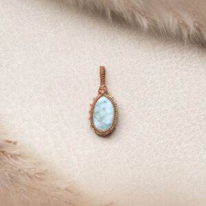 Larimar  Annahme • Perspektivwechsel • innerer Frieden Larimar – Der Stein der Ruhe und Klarheit! 💙 Larimar Eigenschaften: * Mental: Emotionale Heilung, inneren Frieden, innere Ruhe, Annahme, Perspektivenwechsel, Gelassenheit, Klarheit, spirituelle Entwicklung, erweiterte Wahrnehmung, kreative Lösungen, Sensibilität, hilft, das eigene Leben in die Hand zu nehmen, Selbstakzeptanz, Verbindung zwischen Körper und Geist. * Körper: Atemwegen, Haut, Schilddrüse, Stressabbau, Denken, Selbstheilungskräfte * Chakra: Herzchakra und Halschakra. * Planet: Neptun. * Element: Wasser. * Sternzeichen: Löwe, Zwillinge, Fische und Krebs. Reflexionsfrage für Larimar: In welchen Lebensbereichen, darf ich mein Leben noch mehr in die eigene Hand nehmen? Affirmation für Larimar: Ich nehme mich an wie ich bin. Meditation für Larimar: Schließe die Augen und stelle dir vor, du sitzt an einem ruhigen Strand. Das sanfte Blau des Meeres erstreckt sich vor dir, während eine warme Brise deine Haut streichelt. Mit jedem Atemzug spürst du, wie die Wellen des Meeres Ruhe und Klarheit in dich tragen. Lass Sorgen und Anspannungen mit jeder zurückziehenden Welle ins Meer fließen. Bleibe dort solange du möchtest. Atme tief ein und kehre mit einem Gefühl von Gelassenheit und innerem Frieden in den Moment zurück. Mineralogische & Historische Fakten: Larimar, ein seltener Pektolith, wird nur in der Dominikanischen Republik gefunden. Sein einzigartiges Blau, das oft an das Meer erinnert, entsteht durch Kupfereinschlüsse. Aufgrund seiner Seltenheit wird Larimar auch als „Stein der Karibik“ bezeichnet. Er wurde erst 1974 offiziell entdeckt, obwohl die Ureinwohner der Region ihn schon lange als spirituellen Heilstein verehrten. Der Name Larimar setzt sich aus „Larissa“ (der Name der Tochter des Entdeckers) und „Mar“ (spanisch für Meer) zusammen. Larimar wird als Symbol für Ruhe und Transformation geschätzt. Er fördert Gelassenheit und unterstützt Menschen dabei, emotionale Blockaden zu lösen und das eigene Leben mit neuen Perspektiven und innerer Stärke zu gestalten.