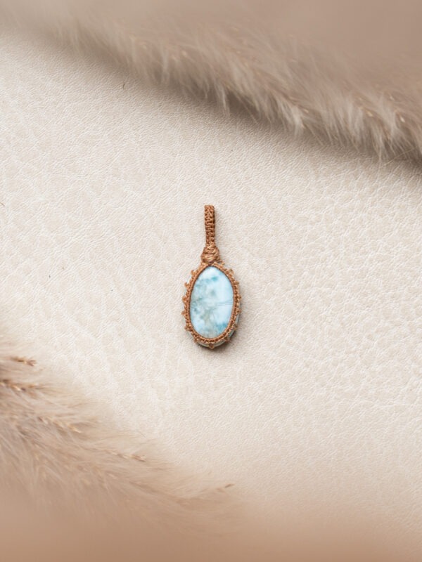 Larimar  Annahme • Perspektivwechsel • innerer Frieden Larimar – Der Stein der Ruhe und Klarheit! 💙 Larimar Eigenschaften: * Mental: Emotionale Heilung, inneren Frieden, innere Ruhe, Annahme, Perspektivenwechsel, Gelassenheit, Klarheit, spirituelle Entwicklung, erweiterte Wahrnehmung, kreative Lösungen, Sensibilität, hilft, das eigene Leben in die Hand zu nehmen, Selbstakzeptanz, Verbindung zwischen Körper und Geist. * Körper: Atemwegen, Haut, Schilddrüse, Stressabbau, Denken, Selbstheilungskräfte * Chakra: Herzchakra und Halschakra. * Planet: Neptun. * Element: Wasser. * Sternzeichen: Löwe, Zwillinge, Fische und Krebs. Reflexionsfrage für Larimar: In welchen Lebensbereichen, darf ich mein Leben noch mehr in die eigene Hand nehmen? Affirmation für Larimar: Ich nehme mich an wie ich bin. Meditation für Larimar: Schließe die Augen und stelle dir vor, du sitzt an einem ruhigen Strand. Das sanfte Blau des Meeres erstreckt sich vor dir, während eine warme Brise deine Haut streichelt. Mit jedem Atemzug spürst du, wie die Wellen des Meeres Ruhe und Klarheit in dich tragen. Lass Sorgen und Anspannungen mit jeder zurückziehenden Welle ins Meer fließen. Bleibe dort solange du möchtest. Atme tief ein und kehre mit einem Gefühl von Gelassenheit und innerem Frieden in den Moment zurück. Mineralogische & Historische Fakten: Larimar, ein seltener Pektolith, wird nur in der Dominikanischen Republik gefunden. Sein einzigartiges Blau, das oft an das Meer erinnert, entsteht durch Kupfereinschlüsse. Aufgrund seiner Seltenheit wird Larimar auch als „Stein der Karibik“ bezeichnet. Er wurde erst 1974 offiziell entdeckt, obwohl die Ureinwohner der Region ihn schon lange als spirituellen Heilstein verehrten. Der Name Larimar setzt sich aus „Larissa“ (der Name der Tochter des Entdeckers) und „Mar“ (spanisch für Meer) zusammen. Larimar wird als Symbol für Ruhe und Transformation geschätzt. Er fördert Gelassenheit und unterstützt Menschen dabei, emotionale Blockaden zu lösen und das eigene Leben mit neuen Perspektiven und innerer Stärke zu gestalten.