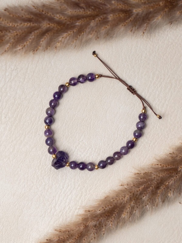 Amethyst Bewusstheit | Spiritualität | Klärung „Spüre meine beruhigende Energie, die deinen Geist klärt und dir Frieden schenkt. Ich stärke deine Intuition und führe dich zu höheren Ebenen des Bewusstseins. Mit meiner Hilfe findest du spirituelle Klarheit und innere Ruhe.“ 💜 Amethyst – Der Stein der spirituellen Klärung! 💜 Wichtig zu wissen: Amethyst ist ein violetter Quarz, der für seine beruhigenden und klärenden Eigenschaften bekannt ist. Er wird seit Jahrhunderten geschätzt und in verschiedenen Kulturen als Schutzstein sowie als Symbol für spirituelles Wachstum verwendet. Der Amethyst unterstützt dabei, geistige Klarheit zu erlangen und emotionale sowie spirituelle Blockaden zu überwinden. Amethyst Eigenschaften: Mental: Intuition | Spirituelle Klarheit | Meditation | Emotionale Ausgeglichenheit | Geistige Reinigung | Traumarbeit | Verbindet mit höheren Ebenen | Beruhigt den Geist | Wachstum Körper: Kopf | Haut | Atemwege | Nerven | Entgiftung | Unterstützung bei Schlafstörungen | Stressabbau | Förderung des allgemeinen Wohlbefindens Chakra: Stirnchakra (drittes Auge) | Kronenchakra Planet: Jupiter & Saturn Element: Luft & Kosmos Sternzeichen: Fische, Skorpion, Zwillinge, Jungfrau, Wassermann, Widder, Schütze, Steinbock Du möchtest mehr über den Amethyst erfahren, und bist neugierig darauf, wie der Amethyst zu seiner Farbe kam? Dann gehts hier weiter für dich: Der Amethyst und seine Legende Mineralogische Fakten: Amethyst ist eine Varietät des Quarzes, die sich durch ihre charakteristische violette Farbe auszeichnet. Diese Farbe entsteht durch Spuren von Eisen und anderen Mineralien. Amethyst kristallisiert in hexagonalen Formen und wird oft in Schmuck und zur Herstellung von spirituellen Werkzeugen verwendet. Er gilt als einer der kraftvollsten Edelsteine für spirituelles Wachstum und innere Balance. Historische Bedeutung: In der Antike wurde Amethyst als Schutzstein geschätzt, der vor negativen Energien und Trunkenheit schützen sollte. Die alten Griechen trugen ihn als Talisman und schufen Weinkelche aus Amethyst, um das Trinken zu zügeln. Heute wird er in der modernen Lithotherapie verwendet, um den Geist zu beruhigen und den Zugang zur Intuition zu fördern.