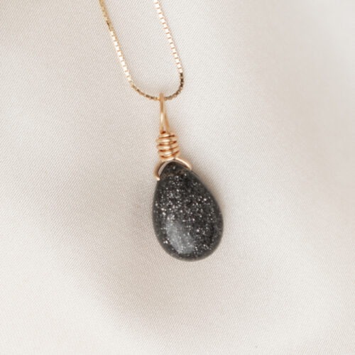 Sonnenstein schwarz & Iolith – Der Edelstein der Polarität & des Neuanfangs 🌟🌗 Affirmation: „Ich nehme alle Facetten meines Lebens an – das Licht und den Schatten – und finde darin meine innere Balance.“ Es ist immer so eine Sache mit den „New Age & Esoterik Bezeichnungen“ der Edelsteine. Da die Natur keine klaren Grenzen kennt und alles miteinander verbunden ist, lässt sich dieser außergewöhnliche Stein nicht einfach in eine Schublade stecken. Er ist eine fließende Mischung aus schwarzem Sonnenstein und schwarzem Mondstein. Ich nenne ihn hier zur Einfachheit Sonnenstein schwarz, bis ich herausgefunden habe, wie er in Fachkreisen exakt genannt wird. Sieh ihn für dich als einen tiefen Begleiter der Polarität. Polarität repräsentiert die Gegensätze, die das Leben ausmachen. Sie sind untrennbar miteinander verbunden und bedingen einander. Ohne das eine könnte das andere nicht existieren. Das Licht braucht die Dunkelheit, die Ruhe braucht die Bewegung. In diesem Stein verschmelzen diese Kräfte. Er unterstützt dich dabei, die Polaritäten in deinem eigenen Leben zu erkennen und zu akzeptieren, energetische Blockaden sanft zu lösen und im Einklang mit allen Aspekten deines Wesens zu leben. Begleitet wird er vom blau-violetten Iolith (auch Cordierit genannt), dem Stein der inneren Führung. Während der schwarze Sonnenstein die Balance zwischen Licht und Schatten hält, schenkt dir der Iolith die nötige Gelassenheit und Struktur, um deiner Intuition zu vertrauen und deinen Weg klar vor dir zu sehen. Zusammen bringen sie dich in eine harmonische Einheit und begleiten dich kraftvoll durch deine ganz persönlichen Lebenszyklen und Neuanfänge. ✨ Sonnenstein Schwarz Themen: Neuanfang, Weiblichkeit, Urvertrauen, Zyklus, Erdung, Optimismus, Selbstbestimmung, Negatives Loslassen, Mut, Zuversicht, Blockaden lösen, Intuition, Polarität, Yin-Yang Chakra: Alle Chakren Element: Wasser & Kosmos Sternzeichen: Jungfrau, Löwe, Widder, Waage, Krebs, Steinbock, Skorpion, Stier, Fische, Wassermann, Zwillinge, Schütze 🗿 Mineralogie: Fundort: Indien / Madagaskar. Fakten: Der hier als schwarzer Sonnenstein/Mondstein bezeichnete Stein ist ein faszinierendes Feldspat-Mineral. Seine mystische, dunkle Farbe und das tiefe Schimmern entstehen durch feinste, mikroskopische Einschlüsse im Kristallgitter. Er besitzt eine Mohshärte von 6 bis 6,5. Der Iolith (auch bekannt als Cordierit oder Dichroit) ist ein Magnesium-Aluminium-Silikat mit einer Härte von 7 bis 7,5. Er besitzt eine faszinierende optische Eigenschaft: Je nach Blickwinkel wechselt seine Farbe zwischen tiefem Blau, Violett und einem hellen Graugelb. 🔮 Mythos & Geschichte: In vielen alten Kulturen wurden dunkle Feldspäte als Symbole für Transformation, die geheimnisvollen Mondphasen und den weiblichen Zyklus verehrt. Sie galten als Brücken zum Unbewussten, die uns helfen, die eigenen Schattenseiten ohne Angst zu integrieren. Der Iolith wurde historisch auch als „Kompassstein der Wikinger“ bezeichnet, da dünne Kristallplättchen genutzt wurden, um selbst bei bewölktem Himmel den Stand der Sonne zu bestimmen. Zusammen bilden sie ein kraftvolles Symbol für die Navigation durch die Zyklen des Lebens. 🪄 Ganz ohne Hokuspokus: Das optische Zusammenspiel aus dem tiefen, geheimnisvollen Dunkel des Sonnensteins und dem rauchigen Blau-Violett des Ioliths wirkt visuell unheimlich erdend und beruhigend. Wenn im Alltag die Wellen hochschlagen oder du vor einem Neuanfang stehst, dient dieser Anhänger als dein ganz persönlicher, taktiler Anker. Das bewusste Berühren der Steine erinnert dich sensorisch daran, kurz durchzuatmen, dich zu erden und darauf zu vertrauen, dass nach jeder Dunkelheit auch wieder das Licht folgt. Bitte beachte: Edelsteine sind kein Ersatz für medizinische Behandlungen oder professionelle Therapie.