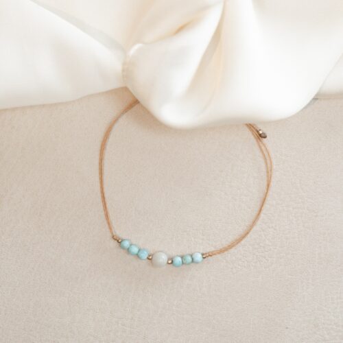 Larimar  Annahme • Perspektivwechsel • innerer Frieden Larimar – Der Stein der Ruhe und Klarheit! 💙 Larimar Eigenschaften: * Mental: Emotionale Heilung, inneren Frieden, innere Ruhe, Annahme, Perspektivenwechsel, Gelassenheit, Klarheit, spirituelle Entwicklung, erweiterte Wahrnehmung, kreative Lösungen, Sensibilität, hilft, das eigene Leben in die Hand zu nehmen, Selbstakzeptanz, Verbindung zwischen Körper und Geist. * Körper: Atemwegen, Haut, Schilddrüse, Stressabbau, Denken, Selbstheilungskräfte * Chakra: Herzchakra und Halschakra. * Planet: Neptun. * Element: Wasser. * Sternzeichen: Löwe, Zwillinge, Fische und Krebs. Reflexionsfrage für Larimar: In welchen Lebensbereichen, darf ich mein Leben noch mehr in die eigene Hand nehmen? Affirmation für Larimar: Ich nehme mich an wie ich bin. Meditation für Larimar: Schließe die Augen und stelle dir vor, du sitzt an einem ruhigen Strand. Das sanfte Blau des Meeres erstreckt sich vor dir, während eine warme Brise deine Haut streichelt. Mit jedem Atemzug spürst du, wie die Wellen des Meeres Ruhe und Klarheit in dich tragen. Lass Sorgen und Anspannungen mit jeder zurückziehenden Welle ins Meer fließen. Bleibe dort solange du möchtest. Atme tief ein und kehre mit einem Gefühl von Gelassenheit und innerem Frieden in den Moment zurück. Mineralogische & Historische Fakten: Larimar, ein seltener Pektolith, wird nur in der Dominikanischen Republik gefunden. Sein einzigartiges Blau, das oft an das Meer erinnert, entsteht durch Kupfereinschlüsse. Aufgrund seiner Seltenheit wird Larimar auch als „Stein der Karibik“ bezeichnet. Er wurde erst 1974 offiziell entdeckt, obwohl die Ureinwohner der Region ihn schon lange als spirituellen Heilstein verehrten. Der Name Larimar setzt sich aus „Larissa“ (der Name der Tochter des Entdeckers) und „Mar“ (spanisch für Meer) zusammen. Larimar wird als Symbol für Ruhe und Transformation geschätzt. Er fördert Gelassenheit und unterstützt Menschen dabei, emotionale Blockaden zu lösen und das eigene Leben mit neuen Perspektiven und innerer Stärke zu gestalten.