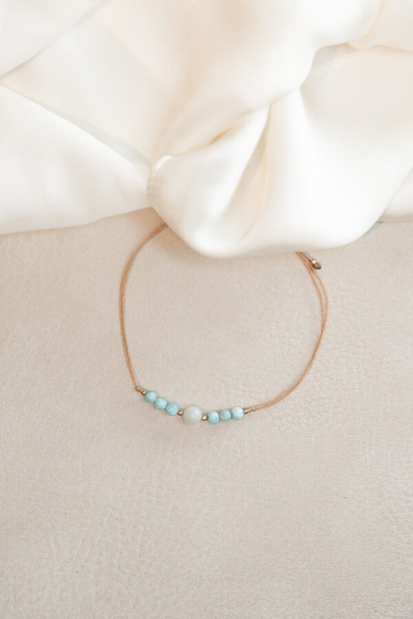 Larimar  Annahme • Perspektivwechsel • innerer Frieden Larimar – Der Stein der Ruhe und Klarheit! 💙 Larimar Eigenschaften: * Mental: Emotionale Heilung, inneren Frieden, innere Ruhe, Annahme, Perspektivenwechsel, Gelassenheit, Klarheit, spirituelle Entwicklung, erweiterte Wahrnehmung, kreative Lösungen, Sensibilität, hilft, das eigene Leben in die Hand zu nehmen, Selbstakzeptanz, Verbindung zwischen Körper und Geist. * Körper: Atemwegen, Haut, Schilddrüse, Stressabbau, Denken, Selbstheilungskräfte * Chakra: Herzchakra und Halschakra. * Planet: Neptun. * Element: Wasser. * Sternzeichen: Löwe, Zwillinge, Fische und Krebs. Reflexionsfrage für Larimar: In welchen Lebensbereichen, darf ich mein Leben noch mehr in die eigene Hand nehmen? Affirmation für Larimar: Ich nehme mich an wie ich bin. Meditation für Larimar: Schließe die Augen und stelle dir vor, du sitzt an einem ruhigen Strand. Das sanfte Blau des Meeres erstreckt sich vor dir, während eine warme Brise deine Haut streichelt. Mit jedem Atemzug spürst du, wie die Wellen des Meeres Ruhe und Klarheit in dich tragen. Lass Sorgen und Anspannungen mit jeder zurückziehenden Welle ins Meer fließen. Bleibe dort solange du möchtest. Atme tief ein und kehre mit einem Gefühl von Gelassenheit und innerem Frieden in den Moment zurück. Mineralogische & Historische Fakten: Larimar, ein seltener Pektolith, wird nur in der Dominikanischen Republik gefunden. Sein einzigartiges Blau, das oft an das Meer erinnert, entsteht durch Kupfereinschlüsse. Aufgrund seiner Seltenheit wird Larimar auch als „Stein der Karibik“ bezeichnet. Er wurde erst 1974 offiziell entdeckt, obwohl die Ureinwohner der Region ihn schon lange als spirituellen Heilstein verehrten. Der Name Larimar setzt sich aus „Larissa“ (der Name der Tochter des Entdeckers) und „Mar“ (spanisch für Meer) zusammen. Larimar wird als Symbol für Ruhe und Transformation geschätzt. Er fördert Gelassenheit und unterstützt Menschen dabei, emotionale Blockaden zu lösen und das eigene Leben mit neuen Perspektiven und innerer Stärke zu gestalten.