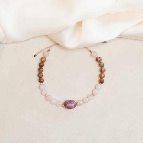 Lepidolith & Rosenquarz Armband Lepidolith - Selbstbestimmung • Wohlbefinden • Abgrenzung Lepidolith Eigenschaften: Mental: emotionale Balance, beruhigt den Geist, Stressbewältigung, bei Angst und Panikattacken, bringt Ruhe in die Gedanken, Klarheit und Selbstreflexion, Abgrenzung, filtert Umweltreize, hilft bei Hyperaktivität, Entspannung und Gelassenheit. Körper: Schmerzen, Gelenke, Hautreinigung, Schlaf, Verdauung, Ischias und Hormonsystem. Chakra: Drittes Auge, Kronenchakra Planet: Mond Element: Kosmos Sternzeichen: Jungfrau, Waage, Steinbock, Wassermann, Fische Mineralogische & historische Fakten: Lepidolith gehört zur Gruppe der Glimmerminerale und ist bekannt für seine zarte violette bis rosaviolette Farbe. Chemisch gesehen ist er ein Lithium-Aluminium-Silikat (K(Li,Al)3(Al,Si)4O10(F,OH)2). Die beruhigende Wirkung des Lepidoliths wird auch seiner chemischen Zusammensetzung zugeschrieben, denn Lithium ist bekannt für seine entspannenden Eigenschaften auf das Nervensystem. In der Geschichte wurde Lepidolith für seine Fähigkeit geschätzt, emotionale Blockaden zu lösen und innere Ruhe zu fördern. Er gilt als kraftvoller Begleiter für alle, die Klarheit und Gelassenheit suchen. Rosenquarz – Selbstliebe • Harmonie • Neubeginn Rosenquarz Eigenschaften: Mental: Liebe, Bedürfnisse erkennen, Trost, Selbstbewusstsein, Empathie, Einfühlungsvermögen, Harmonie, Verzeihung, Sinnlichkeit, Selbstliebe, Loslassen, Neubeginn und innere Ruhe. Körper: Blut, Kreislauf, Schlaf, Fruchtbarkeit, Herz, Kopfschmerzen, Gebärmutter, Hoden, Haut Chakra: Wurzelchakra und Herzchakra Planet: Venus Element: Wasser Sternzeichen: Widder, Stier, Zwillinge, Krebs, Waage, Schütze und Fische Details zum Schmuck: handgemachtes Armband • Größe verstellbar max. ø 90mm • Da es ein Naturprodukt ist, weichen Form und Farbe ab.