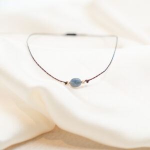 Saphir Intuition • emotionale Balance • Treue Saphir – Der Stein der Weisheit und des Schutzes💙 Saphir Eigenschaften: Mental: bei Depressionen, innere Ruhe, Gedanken sortieren und ordnen, Konzentration, Kreativität, Wahrheit, Treue, Wachstum, Geisteskraft, Intuition, Schutz, Kommunikationsfähigkeiten, Frieden, Gelassenheit, Heilungsprozess, Klarheit, Anti-Stress, emotionale Balance, Verarbeitung von Gefühlen. Körper: Kopfschmerzen, Migräne, Nervensystem, Augen, Vitalität, Haut. Chakra: Drittes Auge und Halschakra. Planet: Saturn. Element: Wasser und Luft. Sternzeichen: Wassermann, Schütze, Steinbock, Zwillinge, Stier, Jungfrau und Fische Mineralogische Fakten: Der Saphir gehört wie der Rubin zur Korund-Familie und ist chemisch gesehen ein Aluminiumoxid (Al₂O₃) mit Spuren von Eisen und Titan, die seine charakteristische blaue Farbe erzeugen. Saphire entstehen unter hohem Druck und Temperaturen in metamorphen Gesteinen und Pegmatiten. Neben der blauen Variante gibt es auch Saphire in anderen Farben, die je nach Farbvarietät als "Fancy Sapphires" bezeichnet werden. Saphire wurden in vielen Kulturen als heilige Steine verehrt, die göttlichen Schutz bieten und Weisheit fördern. Im Mittelalter galt der Saphir als Symbol für Himmel und Reinheit, und er wurde oft in religiösen Schmuckstücken verwendet. In der modernen Lithotherapie wird der Saphir als Schutzstein und als Verstärker für spirituelle Praktiken eingesetzt.