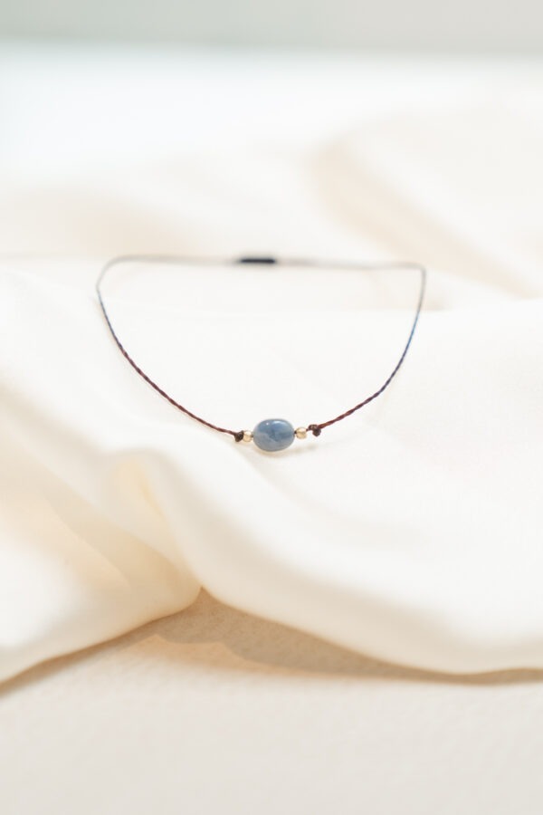 Saphir Intuition • emotionale Balance • Treue Saphir – Der Stein der Weisheit und des Schutzes💙 Saphir Eigenschaften: Mental: bei Depressionen, innere Ruhe, Gedanken sortieren und ordnen, Konzentration, Kreativität, Wahrheit, Treue, Wachstum, Geisteskraft, Intuition, Schutz, Kommunikationsfähigkeiten, Frieden, Gelassenheit, Heilungsprozess, Klarheit, Anti-Stress, emotionale Balance, Verarbeitung von Gefühlen. Körper: Kopfschmerzen, Migräne, Nervensystem, Augen, Vitalität, Haut. Chakra: Drittes Auge und Halschakra. Planet: Saturn. Element: Wasser und Luft. Sternzeichen: Wassermann, Schütze, Steinbock, Zwillinge, Stier, Jungfrau und Fische Mineralogische Fakten: Der Saphir gehört wie der Rubin zur Korund-Familie und ist chemisch gesehen ein Aluminiumoxid (Al₂O₃) mit Spuren von Eisen und Titan, die seine charakteristische blaue Farbe erzeugen. Saphire entstehen unter hohem Druck und Temperaturen in metamorphen Gesteinen und Pegmatiten. Neben der blauen Variante gibt es auch Saphire in anderen Farben, die je nach Farbvarietät als "Fancy Sapphires" bezeichnet werden. Saphire wurden in vielen Kulturen als heilige Steine verehrt, die göttlichen Schutz bieten und Weisheit fördern. Im Mittelalter galt der Saphir als Symbol für Himmel und Reinheit, und er wurde oft in religiösen Schmuckstücken verwendet. In der modernen Lithotherapie wird der Saphir als Schutzstein und als Verstärker für spirituelle Praktiken eingesetzt.