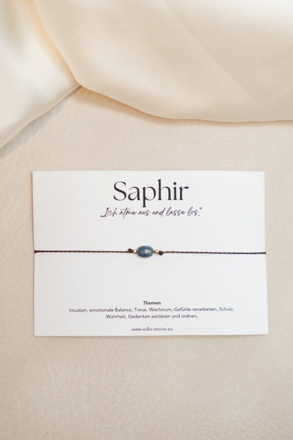 Saphir Intuition • emotionale Balance • Treue Saphir – Der Stein der Weisheit und des Schutzes💙 Saphir Eigenschaften: Mental: bei Depressionen, innere Ruhe, Gedanken sortieren und ordnen, Konzentration, Kreativität, Wahrheit, Treue, Wachstum, Geisteskraft, Intuition, Schutz, Kommunikationsfähigkeiten, Frieden, Gelassenheit, Heilungsprozess, Klarheit, Anti-Stress, emotionale Balance, Verarbeitung von Gefühlen. Körper: Kopfschmerzen, Migräne, Nervensystem, Augen, Vitalität, Haut. Chakra: Drittes Auge und Halschakra. Planet: Saturn. Element: Wasser und Luft. Sternzeichen: Wassermann, Schütze, Steinbock, Zwillinge, Stier, Jungfrau und Fische Mineralogische Fakten: Der Saphir gehört wie der Rubin zur Korund-Familie und ist chemisch gesehen ein Aluminiumoxid (Al₂O₃) mit Spuren von Eisen und Titan, die seine charakteristische blaue Farbe erzeugen. Saphire entstehen unter hohem Druck und Temperaturen in metamorphen Gesteinen und Pegmatiten. Neben der blauen Variante gibt es auch Saphire in anderen Farben, die je nach Farbvarietät als "Fancy Sapphires" bezeichnet werden. Saphire wurden in vielen Kulturen als heilige Steine verehrt, die göttlichen Schutz bieten und Weisheit fördern. Im Mittelalter galt der Saphir als Symbol für Himmel und Reinheit, und er wurde oft in religiösen Schmuckstücken verwendet. In der modernen Lithotherapie wird der Saphir als Schutzstein und als Verstärker für spirituelle Praktiken eingesetzt.