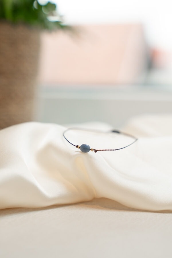 Saphir Intuition • emotionale Balance • Treue Saphir – Der Stein der Weisheit und des Schutzes💙 Saphir Eigenschaften: Mental: bei Depressionen, innere Ruhe, Gedanken sortieren und ordnen, Konzentration, Kreativität, Wahrheit, Treue, Wachstum, Geisteskraft, Intuition, Schutz, Kommunikationsfähigkeiten, Frieden, Gelassenheit, Heilungsprozess, Klarheit, Anti-Stress, emotionale Balance, Verarbeitung von Gefühlen. Körper: Kopfschmerzen, Migräne, Nervensystem, Augen, Vitalität, Haut. Chakra: Drittes Auge und Halschakra. Planet: Saturn. Element: Wasser und Luft. Sternzeichen: Wassermann, Schütze, Steinbock, Zwillinge, Stier, Jungfrau und Fische Mineralogische Fakten: Der Saphir gehört wie der Rubin zur Korund-Familie und ist chemisch gesehen ein Aluminiumoxid (Al₂O₃) mit Spuren von Eisen und Titan, die seine charakteristische blaue Farbe erzeugen. Saphire entstehen unter hohem Druck und Temperaturen in metamorphen Gesteinen und Pegmatiten. Neben der blauen Variante gibt es auch Saphire in anderen Farben, die je nach Farbvarietät als "Fancy Sapphires" bezeichnet werden. Saphire wurden in vielen Kulturen als heilige Steine verehrt, die göttlichen Schutz bieten und Weisheit fördern. Im Mittelalter galt der Saphir als Symbol für Himmel und Reinheit, und er wurde oft in religiösen Schmuckstücken verwendet. In der modernen Lithotherapie wird der Saphir als Schutzstein und als Verstärker für spirituelle Praktiken eingesetzt.