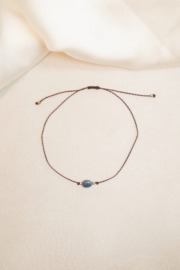 Saphir Intuition • emotionale Balance • Treue Saphir – Der Stein der Weisheit und des Schutzes💙 Saphir Eigenschaften: Mental: bei Depressionen, innere Ruhe, Gedanken sortieren und ordnen, Konzentration, Kreativität, Wahrheit, Treue, Wachstum, Geisteskraft, Intuition, Schutz, Kommunikationsfähigkeiten, Frieden, Gelassenheit, Heilungsprozess, Klarheit, Anti-Stress, emotionale Balance, Verarbeitung von Gefühlen. Körper: Kopfschmerzen, Migräne, Nervensystem, Augen, Vitalität, Haut. Chakra: Drittes Auge und Halschakra. Planet: Saturn. Element: Wasser und Luft. Sternzeichen: Wassermann, Schütze, Steinbock, Zwillinge, Stier, Jungfrau und Fische Mineralogische Fakten: Der Saphir gehört wie der Rubin zur Korund-Familie und ist chemisch gesehen ein Aluminiumoxid (Al₂O₃) mit Spuren von Eisen und Titan, die seine charakteristische blaue Farbe erzeugen. Saphire entstehen unter hohem Druck und Temperaturen in metamorphen Gesteinen und Pegmatiten. Neben der blauen Variante gibt es auch Saphire in anderen Farben, die je nach Farbvarietät als "Fancy Sapphires" bezeichnet werden. Saphire wurden in vielen Kulturen als heilige Steine verehrt, die göttlichen Schutz bieten und Weisheit fördern. Im Mittelalter galt der Saphir als Symbol für Himmel und Reinheit, und er wurde oft in religiösen Schmuckstücken verwendet. In der modernen Lithotherapie wird der Saphir als Schutzstein und als Verstärker für spirituelle Praktiken eingesetzt.