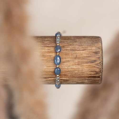Saphir Intuition • emotionale Balance • Treue Saphir – Der Stein der Weisheit und des Schutzes💙 Saphir Eigenschaften: Mental: bei Depressionen, innere Ruhe, Gedanken sortieren und ordnen, Konzentration, Kreativität, Wahrheit, Treue, Wachstum, Geisteskraft, Intuition, Schutz, Kommunikationsfähigkeiten, Frieden, Gelassenheit, Heilungsprozess, Klarheit, Anti-Stress, emotionale Balance, Verarbeitung von Gefühlen. Körper: Kopfschmerzen, Migräne, Nervensystem, Augen, Vitalität, Haut. Chakra: Drittes Auge und Halschakra. Planet: Saturn. Element: Wasser und Luft. Sternzeichen: Wassermann, Schütze, Steinbock, Zwillinge, Stier, Jungfrau und Fische Mineralogische Fakten: Der Saphir gehört wie der Rubin zur Korund-Familie und ist chemisch gesehen ein Aluminiumoxid (Al₂O₃) mit Spuren von Eisen und Titan, die seine charakteristische blaue Farbe erzeugen. Saphire entstehen unter hohem Druck und Temperaturen in metamorphen Gesteinen und Pegmatiten. Neben der blauen Variante gibt es auch Saphire in anderen Farben, die je nach Farbvarietät als "Fancy Sapphires" bezeichnet werden. Saphire wurden in vielen Kulturen als heilige Steine verehrt, die göttlichen Schutz bieten und Weisheit fördern. Im Mittelalter galt der Saphir als Symbol für Himmel und Reinheit, und er wurde oft in religiösen Schmuckstücken verwendet. In der modernen Lithotherapie wird der Saphir als Schutzstein und als Verstärker für spirituelle Praktiken eingesetzt.