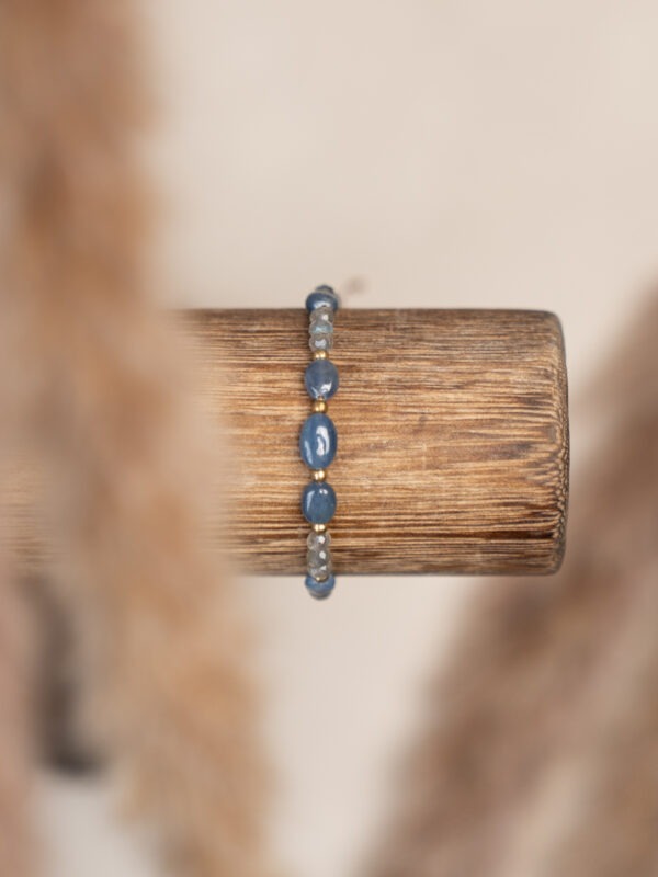 Saphir Intuition • emotionale Balance • Treue Saphir – Der Stein der Weisheit und des Schutzes💙 Saphir Eigenschaften: Mental: bei Depressionen, innere Ruhe, Gedanken sortieren und ordnen, Konzentration, Kreativität, Wahrheit, Treue, Wachstum, Geisteskraft, Intuition, Schutz, Kommunikationsfähigkeiten, Frieden, Gelassenheit, Heilungsprozess, Klarheit, Anti-Stress, emotionale Balance, Verarbeitung von Gefühlen. Körper: Kopfschmerzen, Migräne, Nervensystem, Augen, Vitalität, Haut. Chakra: Drittes Auge und Halschakra. Planet: Saturn. Element: Wasser und Luft. Sternzeichen: Wassermann, Schütze, Steinbock, Zwillinge, Stier, Jungfrau und Fische Mineralogische Fakten: Der Saphir gehört wie der Rubin zur Korund-Familie und ist chemisch gesehen ein Aluminiumoxid (Al₂O₃) mit Spuren von Eisen und Titan, die seine charakteristische blaue Farbe erzeugen. Saphire entstehen unter hohem Druck und Temperaturen in metamorphen Gesteinen und Pegmatiten. Neben der blauen Variante gibt es auch Saphire in anderen Farben, die je nach Farbvarietät als "Fancy Sapphires" bezeichnet werden. Saphire wurden in vielen Kulturen als heilige Steine verehrt, die göttlichen Schutz bieten und Weisheit fördern. Im Mittelalter galt der Saphir als Symbol für Himmel und Reinheit, und er wurde oft in religiösen Schmuckstücken verwendet. In der modernen Lithotherapie wird der Saphir als Schutzstein und als Verstärker für spirituelle Praktiken eingesetzt.
