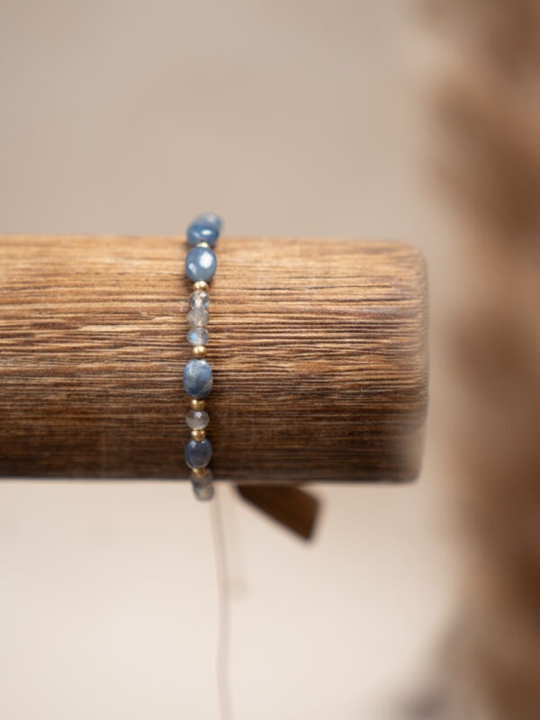 Saphir Intuition • emotionale Balance • Treue Saphir – Der Stein der Weisheit und des Schutzes💙 Saphir Eigenschaften: Mental: bei Depressionen, innere Ruhe, Gedanken sortieren und ordnen, Konzentration, Kreativität, Wahrheit, Treue, Wachstum, Geisteskraft, Intuition, Schutz, Kommunikationsfähigkeiten, Frieden, Gelassenheit, Heilungsprozess, Klarheit, Anti-Stress, emotionale Balance, Verarbeitung von Gefühlen. Körper: Kopfschmerzen, Migräne, Nervensystem, Augen, Vitalität, Haut. Chakra: Drittes Auge und Halschakra. Planet: Saturn. Element: Wasser und Luft. Sternzeichen: Wassermann, Schütze, Steinbock, Zwillinge, Stier, Jungfrau und Fische Mineralogische Fakten: Der Saphir gehört wie der Rubin zur Korund-Familie und ist chemisch gesehen ein Aluminiumoxid (Al₂O₃) mit Spuren von Eisen und Titan, die seine charakteristische blaue Farbe erzeugen. Saphire entstehen unter hohem Druck und Temperaturen in metamorphen Gesteinen und Pegmatiten. Neben der blauen Variante gibt es auch Saphire in anderen Farben, die je nach Farbvarietät als "Fancy Sapphires" bezeichnet werden. Saphire wurden in vielen Kulturen als heilige Steine verehrt, die göttlichen Schutz bieten und Weisheit fördern. Im Mittelalter galt der Saphir als Symbol für Himmel und Reinheit, und er wurde oft in religiösen Schmuckstücken verwendet. In der modernen Lithotherapie wird der Saphir als Schutzstein und als Verstärker für spirituelle Praktiken eingesetzt.