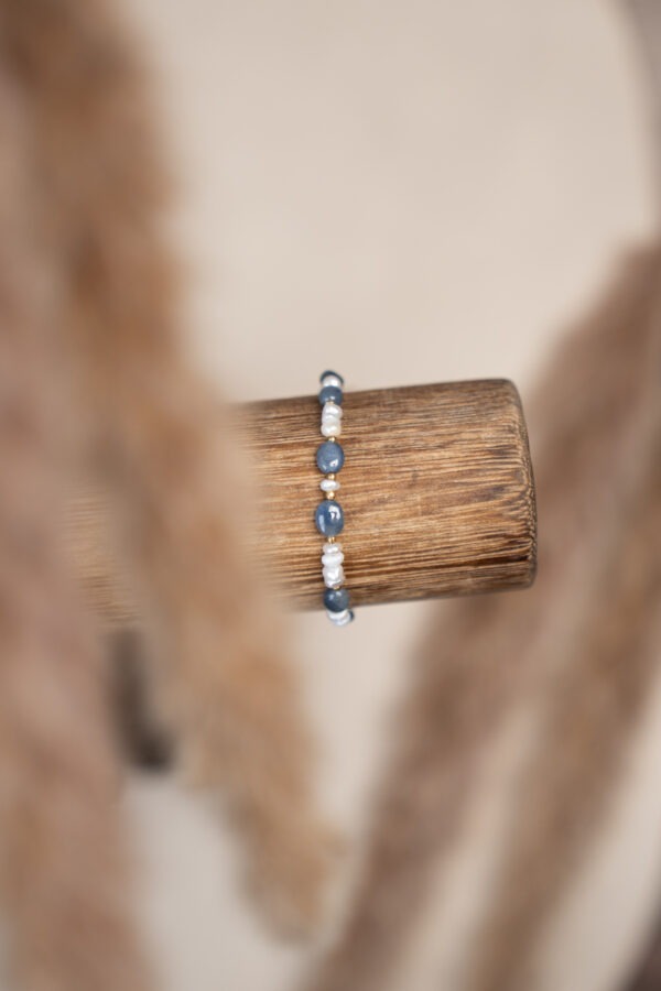 Saphir Intuition • emotionale Balance • Treue Saphir – Der Stein der Weisheit und des Schutzes💙 Saphir Eigenschaften: Mental: bei Depressionen, innere Ruhe, Gedanken sortieren und ordnen, Konzentration, Kreativität, Wahrheit, Treue, Wachstum, Geisteskraft, Intuition, Schutz, Kommunikationsfähigkeiten, Frieden, Gelassenheit, Heilungsprozess, Klarheit, Anti-Stress, emotionale Balance, Verarbeitung von Gefühlen. Körper: Kopfschmerzen, Migräne, Nervensystem, Augen, Vitalität, Haut. Chakra: Drittes Auge und Halschakra. Planet: Saturn. Element: Wasser und Luft. Sternzeichen: Wassermann, Schütze, Steinbock, Zwillinge, Stier, Jungfrau und Fische Mineralogische Fakten: Der Saphir gehört wie der Rubin zur Korund-Familie und ist chemisch gesehen ein Aluminiumoxid (Al₂O₃) mit Spuren von Eisen und Titan, die seine charakteristische blaue Farbe erzeugen. Saphire entstehen unter hohem Druck und Temperaturen in metamorphen Gesteinen und Pegmatiten. Neben der blauen Variante gibt es auch Saphire in anderen Farben, die je nach Farbvarietät als "Fancy Sapphires" bezeichnet werden. Saphire wurden in vielen Kulturen als heilige Steine verehrt, die göttlichen Schutz bieten und Weisheit fördern. Im Mittelalter galt der Saphir als Symbol für Himmel und Reinheit, und er wurde oft in religiösen Schmuckstücken verwendet. In der modernen Lithotherapie wird der Saphir als Schutzstein und als Verstärker für spirituelle Praktiken eingesetzt.
