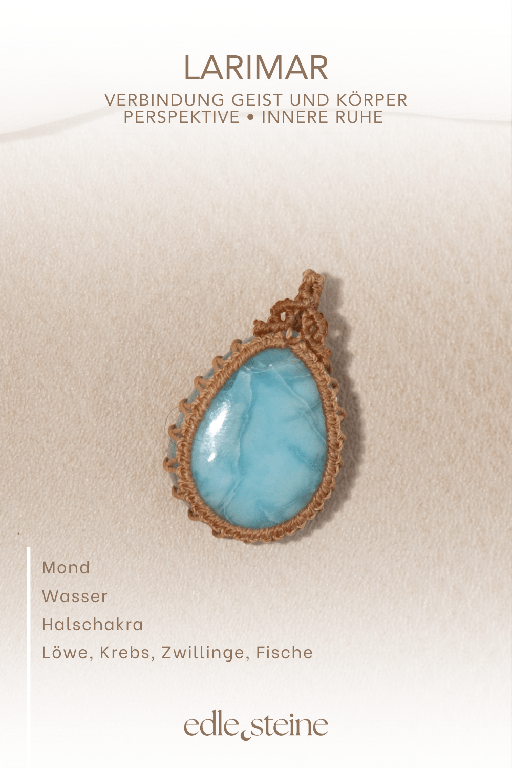 Verbindung Geist und Körper • Perspektive • innere Ruhe **Larimar – Der Edelstein des Friedens und der Selbstheilung 🌊** *Ich finde Frieden in mir und öffne mich für innere Heilung.* Der Larimar wirkt wie eine sanfte Meeresbrise – kühlend, klärend und tief beruhigend. Inmitten emotionaler Wellen hilft er dir, wieder in deine Mitte zu finden und loszulassen, was dich belastet. Seine Energie lädt dich ein, anzunehmen, was ist – ohne Widerstand, mit Weichheit und Vertrauen. Dieser seltene Edelstein fördert Perspektivwechsel, spirituelles Wachstum und unterstützt dich dabei, die Verbindung zwischen Körper und Geist wieder zu entdecken. Besonders in stressreichen Phasen wirkt er wie ein Anker, der dich sanft zurück in die innere Ruhe holt. Er erinnert dich daran, dass du dir selbst vertrauen darfst – in deinem Tempo, mit deiner Wahrheit. ✨ **Themen** **Mental:** Frieden, Emotionen, Spiritualität, spirituelles Wachstum, Annahme, Perspektivwechsel, Selbstbestimmung, Wahrnehmung, Verbindung Körper & Geist, Wachstum, Klarheit, Sensibilität, innere Ruhe, Gelassenheit **Körper:** Atemwege, Haut, Schilddrüse, Stress Management, Denken, Selbstheilung **Chakra:** Halschakra **Element:** Wasser **Sternzeichen:** Löwe, Krebs, Zwillinge, Fische 🗿 Mineralogische & historische Fakten Larimar ist eine seltene, hellblaue Varietät des Minerals Pektolith, die ausschließlich in der Dominikanischen Republik vorkommt. Seine Farbe erinnert an tropisches Meerwasser und entsteht durch Kupfer-Einlagerungen. Der Name „Larimar“ setzt sich aus dem Namen der Tochter des Entdeckers (Larissa) und dem spanischen Wort für Meer („mar“) zusammen – ein Symbol für Sanftheit und Weite. Wusstest du schon? Der Larimar wurde erst in den 1970er Jahren entdeckt und gilt seitdem als Symbolstein für das Karibikparadies. Aufgrund seiner beruhigenden Schwingung wird er oft als „Stein des atlantischen Lichts“ bezeichnet – in Anlehnung an das sagenumwobene Atlantis. 🌀 Reflexionsfrage *Was darf ich in Liebe annehmen, um innerlich zu heilen?* 🌀 Affirmation *Ich finde Frieden in mir und öffne mich für innere Heilung.*