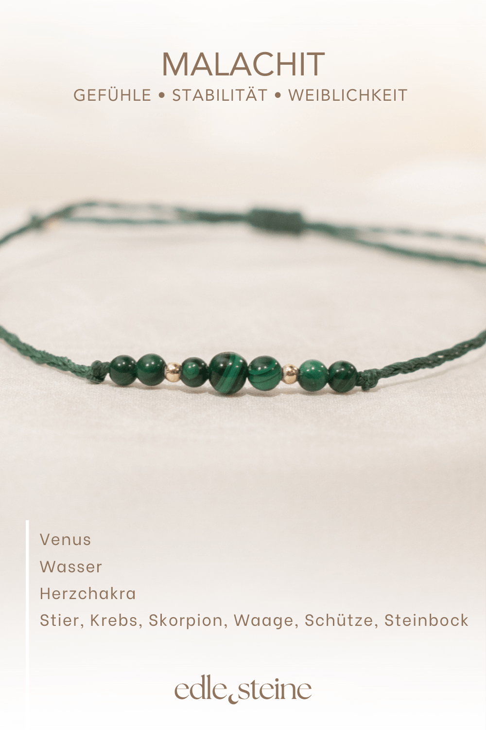 Malachit – Der Edelstein der Gefühle und Transformation 🦚🌿 Ich erlaube mir, tief zu fühlen und mutig zu wachsen. Der Malachit ist ein Stein der Wandlung und des tiefen Fühlens. Mit seiner intensiven grünen Energie bringt er verdrängte Emotionen an die Oberfläche, damit sie in Stärke und Klarheit verwandelt werden können. Besonders eng ist er mit Themen der Weiblichkeit und Sexualität verbunden und erinnert dich daran, dich selbst und deinen Körper bewusst wahrzunehmen. Er gilt als Begleiter durch Zeiten der Transformation – kraftvoll, intensiv und ehrlich. Malachit schenkt dir Stabilität, Selbstverantwortung und die Möglichkeit, deinen Gefühlen Raum zu geben, ohne sie zu fürchten. ✨ Malachit Eigenschaften Mental: Transformation, Stabilität, Weiblichkeit, Entschlossenheit, Selbstwert, Beobachtungsgabe, Direktheit, Emotionen, Selbstverantwortung, Intensität, Verständnis, Harmonie Körper: Menstruation, Sexualität, Geburt, Fruchtbarkeit, Schilddrüse, Augen, Migräne, Ischias Chakra: Herzchakra Planet: Venus Element: – Sternzeichen: Krebs, Skorpion, Steinbock, Waage, Schütze, Stier 🗿 Mineralogische & historische Fakten Malachit ist ein Kupferkarbonat mit leuchtend grüner Farbe und charakteristischer Bänderung. Bereits im alten Ägypten wurde er zu Pulver verarbeitet und als Lidschatten sowie als Schutzstein für Pharaoninnen genutzt. Auch in Griechenland und Rom galt er als Frauenstein, der bei Geburten unterstützend wirken sollte. Heute steht Malachit in der Edelsteinwelt für Wandlung, Gefühlstiefe und die Heilung des Herzraums – ein Stein, der dich ermutigt, dich selbst ehrlich zu fühlen und in deine weibliche Kraft zu treten.