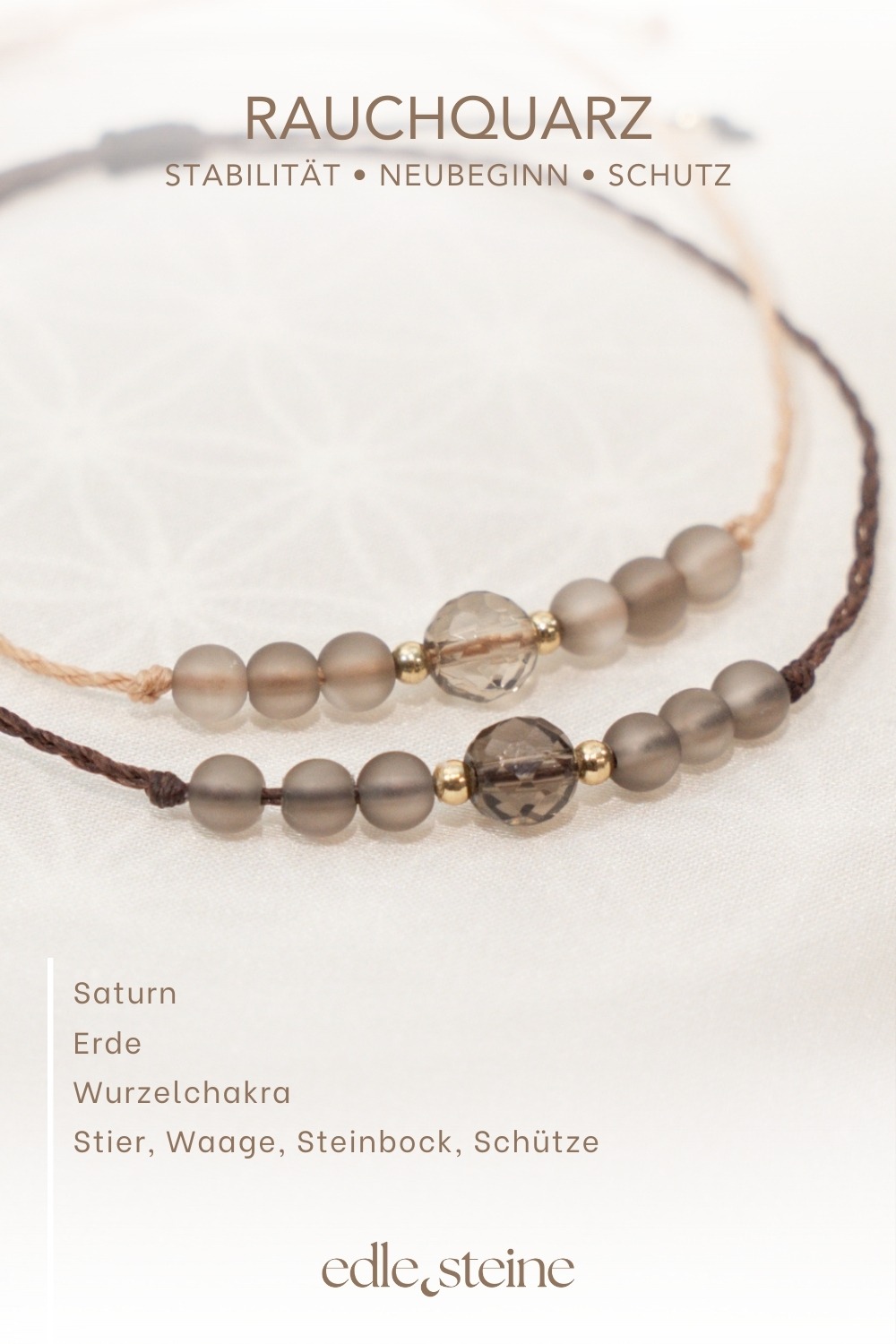 Rauchquarz – Der Edelstein der Erdung und Gelassenheit 🌑🌲 Ich lasse los und finde Ruhe in meiner inneren Stabilität. Rauchquarz ist ein stiller Begleiter, der dich zurück auf den Boden bringt. Er erdet, wenn Gedanken zu schnell kreisen, und stärkt deine innere Ausdauer. In Zeiten von Stress oder Unsicherheit erinnert er dich daran, dass Klarheit und Gelassenheit entstehen, wenn du Altes loslässt und dich dem Neuen öffnest. Seine sanfte, rauchige Energie schützt vor negativen Einflüssen und hilft dir, Sorgen Schritt für Schritt abzugeben. Rauchquarz schenkt dir Vertrauen in den eigenen Weg und verbindet dich tief mit der Natur – fest verwurzelt, ruhig und klar. ✨ Rauchquarz Eigenschaften Mental: Schutz, Stabilität, Loslassen, Neubeginn, Entspannung, Naturverbundenheit, Ausdauer, Lebensfreude, Fokus, Willenskraft, Stressabbau Körper: Kopfschmerzen, Stressmanagement, Muskulatur, Nervensystem Chakra: Wurzelchakra Planet: Saturn Element: Erde Sternzeichen: Stier, Waage, Steinbock, Schütze 🗿 Mineralogische & historische Fakten Rauchquarz ist eine braun bis schwarz gefärbte Varietät des Quarzes (SiO₂). Seine Farbe entsteht durch natürliche Bestrahlung in Kombination mit Aluminiumverunreinigungen im Kristallgitter. Er gehört zur Familie der makrokristallinen Quarze und ist in vielen alpinen Regionen sowie in Brasilien, Schottland und Madagaskar zu finden. Schon die Kelten verehrten Rauchquarz als „Stein der Erde“, der Mut, Schutz und tiefe Verwurzelung schenkt. In Schottland gilt er bis heute als Nationalstein. Spirituell wird er als starker Schutz- und Erdungsstein genutzt, der die Verbindung zur Natur und den Zyklen des Lebens stärkt.