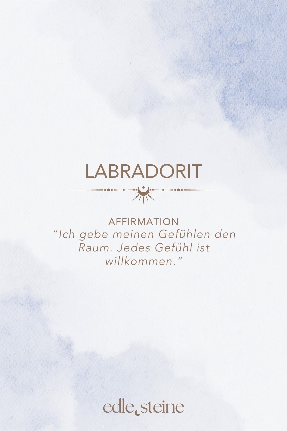 Intuition • Transformation • Vertrauen **Labradorit – Der Edelstein der Visionen und Intuition** Ich gebe meinen Gefühlen den Raum. Jedes Gefühl ist willkommen. Labradorit ist ein magischer Begleiter für Zeiten des Wandels und der inneren Einkehr. Er hilft dir, deine Intuition zu stärken, deiner inneren Stimme zu lauschen und dich mit deiner kreativen, feinsinnigen Seite zu verbinden. Seine schillernden Farben erinnern an das Nordlicht und laden dich ein, hinter die Oberfläche der Dinge zu blicken. In Momenten von Unsicherheit oder emotionaler Verwirrung bringt er Ausgleich und Klarheit. Labradorit fördert Vertrauen in deine eigenen Eingebungen und stärkt die Verbindung zu deinem inneren Wissen. ✨ Themen: **Mental:** Intuition, Medialität, Kreativität, Fantasie, emotionale Erinnerungen, karmische Themen, Transformation, Ruhe, Gefühlsinvestition, Visionen, Vertrauen **Körper:** Selbstheilung, Herz, Nieren, Wetterfühligkeit, Atemwege, Wirbelsäule **Chakra:** Alle Chakren **Planet:** Mond **Element:** Wasser **Sternzeichen:** Widder, Krebs, Schütze, Wassermann, Fische 🗿 Mineralogische & historische Fakten: Labradorit ist ein Feldspat-Mineral (Ca(Al,Si)₂Si₂O₈) und zeigt ein faszinierendes Farbspiel, das als Labradoreszenz bekannt ist. Diese irisierenden Effekte entstehen durch Lichtbrechung an fein geschichteten Kristallbereichen und lassen den Stein je nach Blickwinkel in Blau, Grün oder Gold schimmern. Benannt wurde der Labradorit nach der kanadischen Halbinsel Labrador, wo er 1770 entdeckt wurde. Die Inuit glaubten, dass in ihm das Nordlicht gefangen sei – eine Legende, die seine spirituelle Kraft bis heute prägt. Schon seit Jahrhunderten wird er als Schutzstein geschätzt, dem man nachsagt, negative Energien abzuschirmen und das Tor zu höheren Bewusstseinsebenen zu öffnen. **Reflexionsfrage:** Welche inneren Bilder und Eingebungen helfen mir, meinen Weg zu erkennen? **Affirmation:** Ich gebe meinen Gefühlen den Raum. Jedes Gefühl ist willkommen. **Meditation:** Suche dir einen Ort, an dem du den Nachthimmel sehen kannst – sei es durch ein Fenster, draußen im Freien oder bei einem nächtlichen Spaziergang. Schaue in die Sterne und lass ihren Glanz auf dich wirken. Während du atmest, stelle dir vor, wie ein schimmerndes Licht aus dem Universum auf dich herabströmt und deinen Körper durchdringt. Spüre, wie es deine Intuition klärt und dir neue Einsichten schenkt. Lass dich von den Weiten des Himmels inspirieren und öffne dich für Botschaften, die aus deinem Inneren oder aus der kosmischen Weisheit zu dir kommen.