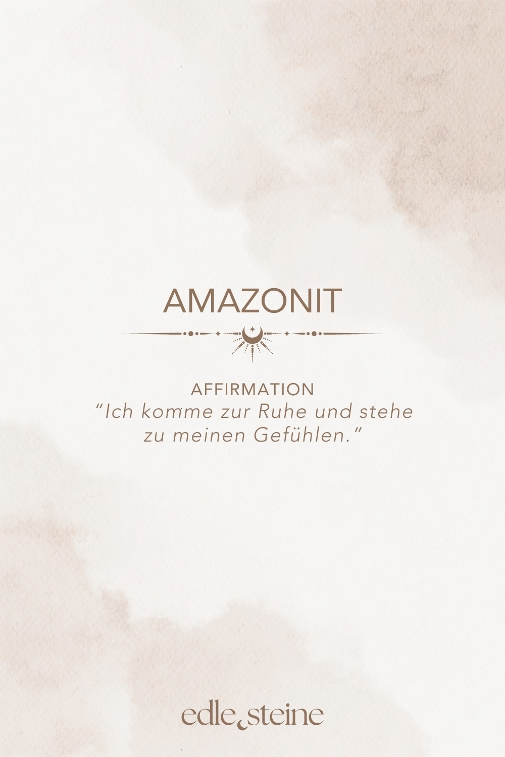 **Amazonit – Der Edelstein der inneren Balance und Selbstbestimmung** *🤍 Ich komme zur Ruhe und beobachte meine Gefühle.* Der Amazonit strahlt eine wohltuende Ruhe aus – wie das sanfte Plätschern eines Flusses, das alles Schwere mit sich fortträgt. Er erinnert dich daran, dass emotionale Klarheit und Gelassenheit Hand in Hand gehen dürfen. Als Begleiter in stürmischen Zeiten unterstützt er dich dabei, deine Gefühle wahrzunehmen, ohne von ihnen überwältigt zu werden. Seine sanfte, aber kraftvolle Energie hilft dir, dich mit deinem Inneren zu verbinden – besonders in Momenten hormoneller Schwankungen oder emotionaler Unruhe. Der Amazonit fördert deine Intuition, bringt deinen Körper und Geist in Einklang und unterstützt dich dabei, klar zu kommunizieren, was du brauchst. ✨ Themen Mental: Selbstbestimmung, emotionale Balance, innere Ruhe, Gelassenheit, Gefühle ausdrücken, Intuition, Klarheit, Fokus, hormonelle Schwankungen Körper: Nervensystem, Muskulatur, Nacken, Leber, Stoffwechsel, Gehirn Chakra: Herz- und Halschakra Planet: Uranus, teilweise Mond Element: Wasser Sternzeichen: Wassermann, Fische, Krebs, Jungfrau 🗿 Mineralogische & historische Fakten Amazonit ist eine grüne bis bläulich-grüne Varietät des Feldspats, genauer gesagt des Mikroklins. Seine markante Farbe verdankt er Spuren von Blei und Wasser im Kristallgitter. Aufgrund seiner schimmernden Oberfläche wurde er bereits in der Antike als Schmuck- und Heilstein geschätzt. Obwohl der Name Amazonit auf den Amazonas verweist, stammt der Stein nicht aus dieser Region. Vermutlich entstand der Name durch eine frühere Verwechslung oder Annahme, es gäbe dort ähnliche Steine. Tatsächlich wird Amazonit heute vor allem in Russland, den USA und Madagaskar gefunden. Der Name bleibt dennoch als Sinnbild für natürliche Ursprünglichkeit und wilde Schönheit erhalten. Der **Amazonit** trägt seinen Namen **nicht wegen seines Fundorts**, sondern aufgrund eines historischen Irrtums und poetischer Assoziationen: