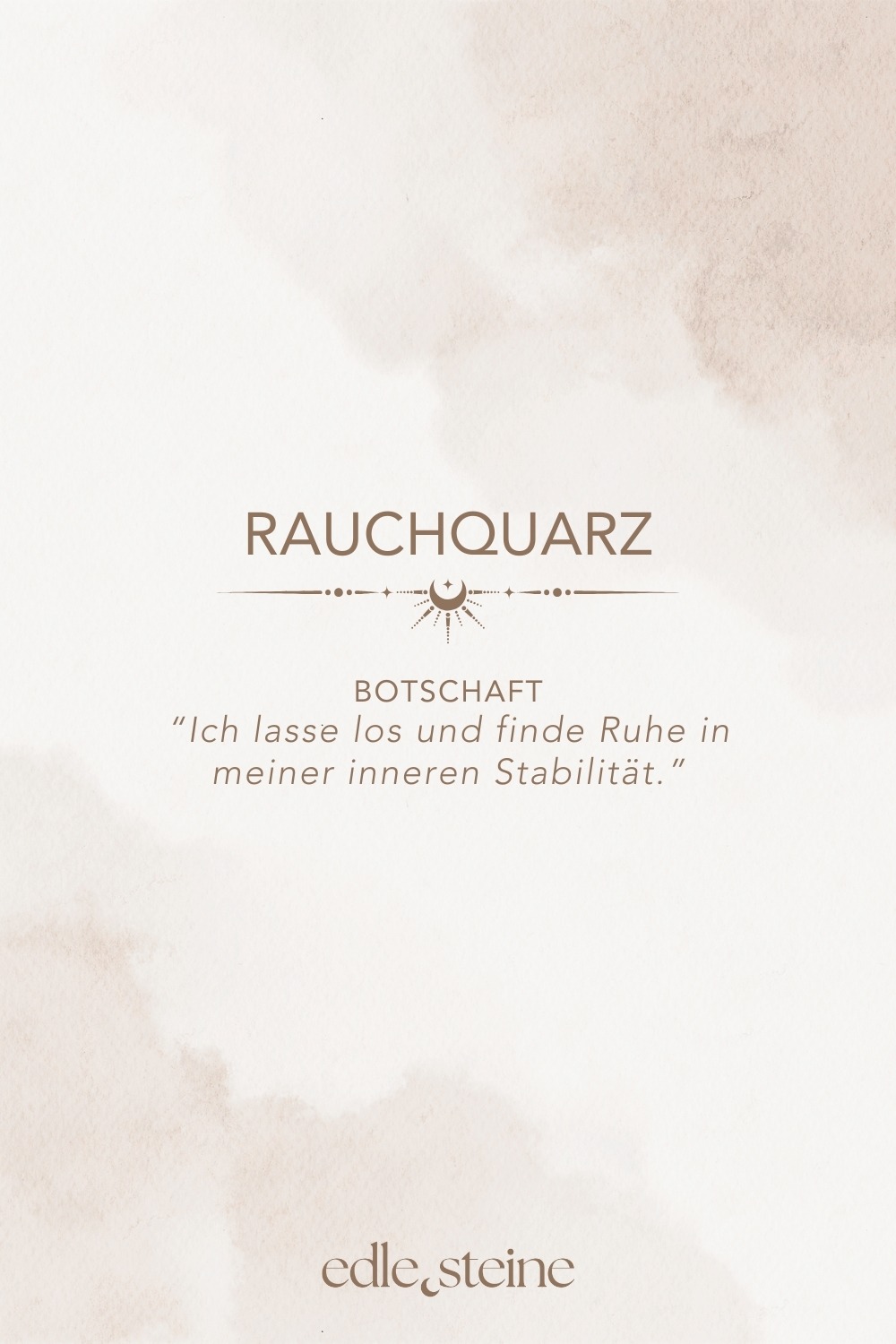 Rauchquarz – Der Edelstein der Erdung und Gelassenheit 🌑🌲 Ich lasse los und finde Ruhe in meiner inneren Stabilität. Rauchquarz ist ein stiller Begleiter, der dich zurück auf den Boden bringt. Er erdet, wenn Gedanken zu schnell kreisen, und stärkt deine innere Ausdauer. In Zeiten von Stress oder Unsicherheit erinnert er dich daran, dass Klarheit und Gelassenheit entstehen, wenn du Altes loslässt und dich dem Neuen öffnest. Seine sanfte, rauchige Energie schützt vor negativen Einflüssen und hilft dir, Sorgen Schritt für Schritt abzugeben. Rauchquarz schenkt dir Vertrauen in den eigenen Weg und verbindet dich tief mit der Natur – fest verwurzelt, ruhig und klar. ✨ Rauchquarz Eigenschaften Mental: Schutz, Stabilität, Loslassen, Neubeginn, Entspannung, Naturverbundenheit, Ausdauer, Lebensfreude, Fokus, Willenskraft, Stressabbau Körper: Kopfschmerzen, Stressmanagement, Muskulatur, Nervensystem Chakra: Wurzelchakra Planet: Saturn Element: Erde Sternzeichen: Stier, Waage, Steinbock, Schütze 🗿 Mineralogische & historische Fakten Rauchquarz ist eine braun bis schwarz gefärbte Varietät des Quarzes (SiO₂). Seine Farbe entsteht durch natürliche Bestrahlung in Kombination mit Aluminiumverunreinigungen im Kristallgitter. Er gehört zur Familie der makrokristallinen Quarze und ist in vielen alpinen Regionen sowie in Brasilien, Schottland und Madagaskar zu finden. Schon die Kelten verehrten Rauchquarz als „Stein der Erde“, der Mut, Schutz und tiefe Verwurzelung schenkt. In Schottland gilt er bis heute als Nationalstein. Spirituell wird er als starker Schutz- und Erdungsstein genutzt, der die Verbindung zur Natur und den Zyklen des Lebens stärkt.
