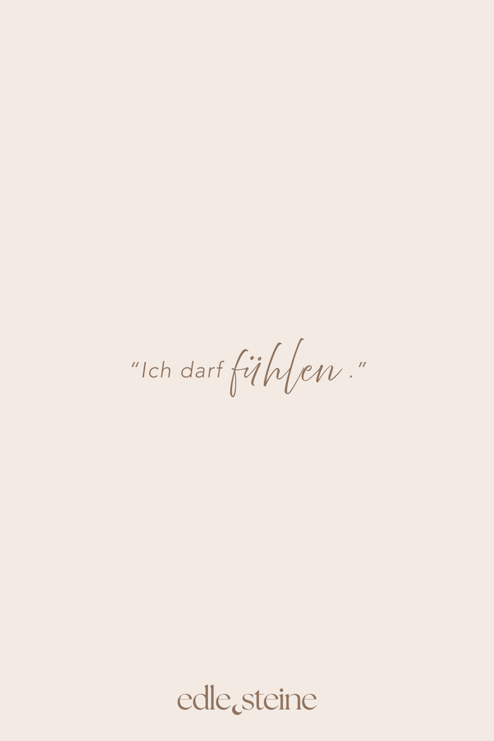 Malachit – Der Edelstein der Gefühle und Transformation 🦚🌿 Ich erlaube mir, tief zu fühlen und mutig zu wachsen. Der Malachit ist ein Stein der Wandlung und des tiefen Fühlens. Mit seiner intensiven grünen Energie bringt er verdrängte Emotionen an die Oberfläche, damit sie in Stärke und Klarheit verwandelt werden können. Besonders eng ist er mit Themen der Weiblichkeit und Sexualität verbunden und erinnert dich daran, dich selbst und deinen Körper bewusst wahrzunehmen. Er gilt als Begleiter durch Zeiten der Transformation – kraftvoll, intensiv und ehrlich. Malachit schenkt dir Stabilität, Selbstverantwortung und die Möglichkeit, deinen Gefühlen Raum zu geben, ohne sie zu fürchten. ✨ Malachit Eigenschaften Mental: Transformation, Stabilität, Weiblichkeit, Entschlossenheit, Selbstwert, Beobachtungsgabe, Direktheit, Emotionen, Selbstverantwortung, Intensität, Verständnis, Harmonie Körper: Menstruation, Sexualität, Geburt, Fruchtbarkeit, Schilddrüse, Augen, Migräne, Ischias Chakra: Herzchakra Planet: Venus Element: – Sternzeichen: Krebs, Skorpion, Steinbock, Waage, Schütze, Stier 🗿 Mineralogische & historische Fakten Malachit ist ein Kupferkarbonat mit leuchtend grüner Farbe und charakteristischer Bänderung. Bereits im alten Ägypten wurde er zu Pulver verarbeitet und als Lidschatten sowie als Schutzstein für Pharaoninnen genutzt. Auch in Griechenland und Rom galt er als Frauenstein, der bei Geburten unterstützend wirken sollte. Heute steht Malachit in der Edelsteinwelt für Wandlung, Gefühlstiefe und die Heilung des Herzraums – ein Stein, der dich ermutigt, dich selbst ehrlich zu fühlen und in deine weibliche Kraft zu treten.
