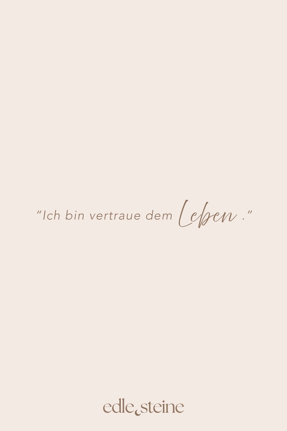 Aventurin Grün – Der Edelstein für Gelassenheit & Lebensfreude 🍃 Ich lasse los und genieße das Leben in seinem eigenen Tempo. Grüner Aventurin bringt Leichtigkeit in dein Leben. Er hilft dir, gelassener mit Herausforderungen umzugehen, Gedanken zur Ruhe kommen zu lassen und dem Fluss des Lebens zu vertrauen. Mit ihm darfst du träumen, entspannen und wieder Begeisterung spüren – ganz ohne Druck. Aventurin unterstützt dich darin, dich mit deinem Herzen zu verbinden und mehr Unbeschwertheit, Geduld und Intuition in dein Leben einzuladen. ✨ Themen: Mental: Gelassenheit, Selbstbestimmung, Träume, Begeisterung, Intuition, Entspannung, Gedanken, Gleichgewicht Körper & Geist, Geduld, Akzeptanz, Unbeschwertheit, Schlaf Körper: Haut, Herz Chakra: Herzchakra Planet: Merkur Element: Luft Sternzeichen: Widder, Stier, Krebs, Zwillinge 🗿 Mineralogische & historische Fakten: Aventurin ist eine mikrokristalline Quarz-Varietät mit glitzernden Einschlüssen, meist Fuchsit, die ihm seinen charakteristischen Schimmer verleihen. Schon in alten Kulturen wurde er als Glücksstein geschätzt. Der grüne Aventurin steht symbolisch für Wachstum, Optimismus und die Kraft des Herzens. Er gilt als besonders harmonisierend und beruhigend – ideal für alle, die wieder Vertrauen in sich selbst und den eigenen Weg finden möchten.