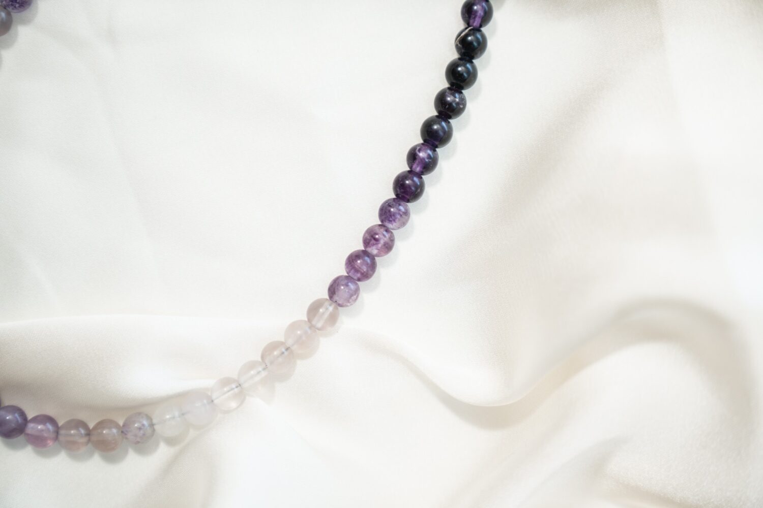 **Geistige Freiheit • Neubeginn • Intuition** ### **Fluorit – Der Edelstein der Klarheit und Leichtigkeit** ### **💨🧠** **Ich erkenne, was wichtig ist – klar, leicht und frei.** Fluorit bringt Struktur in dein Gedankenchaos. Wie ein frischer Wind klärt er die innere Unruhe, ordnet das Durcheinander und schenkt dir geistige Klarheit. Wenn du dich überfordert fühlst oder zu viel auf einmal denkst, hilft er dir, Prioritäten zu setzen und die Dinge mit Leichtigkeit zu betrachten. Fluorit unterstützt dabei, Entscheidungen klarer zu treffen – mit Kopf, Herz und Humor. Gleichzeitig öffnet er den Blick für neue Perspektiven und stärkt deine Intuition. ✨ **Themen Fluorit** - **Mental:** Geistige Freiheit, Intuition, Überblick, Klarheit, Struktur, Ordnung, Konzentration, Humor, Leichtigkeit, Entschlossenheit, Perspektive erweitern, Gefühlsausdruck, Gefühle, Lebendigkeit, Neubeginn - **Körper:** Nervensystem, Gelenke, Schleimhäute, Zähne, Haut - **Chakra:** Drittes Auge, Solarplexus - **Planet:** Merkur - **Element:** Luft - **Sternzeichen:** Wassermann, Fische, Skorpion, Löwe, Stier, Zwillinge 🗿 **Mineralogische & historische Fakten:** Fluorit ist ein farblich vielfältiger Kristall, der in fast allen Regenbogenfarben vorkommt. Aufgrund seiner Klarheit wurde er früher zur Herstellung von Linsen verwendet – auch spirituell gilt er als „Brille der Seele“. In China und Ägypten wurde Fluorit zur Meditation und zur Reinigung des Geistes eingesetzt. Er wurde oft als Schutzstein gegen äußere Einflüsse getragen, insbesondere bei mentaler Überforderung. Sein Name stammt vom lateinischen *fluere* – „fließen“ – was sinnbildlich für seine reinigende und ordnende Wirkung steht. **Reflexionsfrage:** Was darf sich in mir neu ordnen, damit ich klarer sehe? **Affirmation:** Ich erkenne, was wichtig ist. **Meditation:** Lege den Fluorit auf dein Drittes Auge oder halte ihn sanft in deiner Hand. Atme tief ein und aus. Stell dir vor, wie ein Strom aus klarem Licht durch deinen Kopf fließt und alle Gedanken ordnet – freundlich, still und erfrischend. Lass den Raum in deinem Inneren weit werden, leicht und frei.