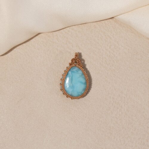 Larimar – Der Edelstein des Friedens und der Selbstheilung 🌊 Ich finde Frieden in mir und öffne mich für innere Heilung. Der Larimar wirkt wie eine sanfte Meeresbrise – kühlend, klärend und tief beruhigend. Inmitten emotionaler Wellen hilft er dir, wieder in deine Mitte zu finden und loszulassen, was dich belastet. Seine Energie lädt dich ein, anzunehmen, was ist – ohne Widerstand, mit Weichheit und Vertrauen. Dieser seltene Edelstein fördert Perspektivwechsel, spirituelles Wachstum und unterstützt dich dabei, die Verbindung zwischen Körper und Geist wiederzuentdecken. Besonders in stressreichen Phasen wirkt er wie ein Anker, der dich sanft zurück in die innere Ruhe holt. Er erinnert dich daran, dass du dir selbst vertrauen darfst – in deinem Tempo, mit deiner Wahrheit. ✨ Themen Mondstein Mental: Intuition, Emotionen & Gefühle annehmen, Verbindung zur Weiblichkeit und den Zyklen der Natur, innerer Frieden, Zugang zum Unterbewussten, Selbstwahrnehmung, Emotionale Balance, Spiritualität. Körper: Hormone, Schwangerschaft, Weiblicher Zyklus, Zirbeldrüse, Schlaf und Nervensystem. Chakra: Solarplexus und Sakralchakra. Planet: Mond. Element: Wasser. Sternzeichen: Krebs, Waage, Skorpion, Steinbock und Fische. ☝🏼 Details zum Edelstein Schmuck Naturstein - daher kann der Edelstein von den Bildern abweichen. weitere Elemente: Messingperlen Größe: verstellbar bis ca. 30cm Umfang mit Liebe und Intuition handgemacht 💜