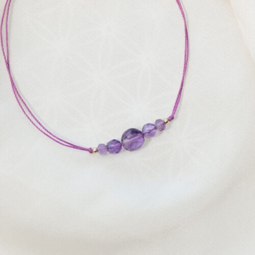 ### **Amethyst – Der Edelstein der Intuition und inneren Wandlung** Spiritualität • Transformation • Gelassenheit ### **🔮🌌** **Ich vertraue meiner inneren Führung und finde Frieden im Wandel.** Der Amethyst ist ein sanfter, doch kraftvoller Begleiter für deinen inneren Weg. Er stärkt deine Intuition und vertieft deine Spiritualität, während er dir hilft, alte Strukturen zu wandeln und innere Balance zu finden. Mit seiner beruhigenden Energie verbindet er Körper und Geist, unterstützt dein persönliches Wachstum und schenkt dir Gelassenheit in herausfordernden Zeiten. Gleichzeitig öffnet er den Zugang zu tieferem Bewusstsein und kann deine Traumdeutung intensivieren – so wird er zu einem Stein, der dich klar und zentriert durchs Leben trägt. ✨ **Themen:** - **Mental:** Intuition, Spiritualität, Transformation, emotionale Balance, Verbindung von Körper & Geist, Wachstum, Gelassenheit, Traumdeutung, Bewusstsein - **Körper:** Kopf, Haut, Atemwege, Schlaf, Stressmanagement, Wohlbefinden - **Chakra:** Kronenchakra, Drittes Auge - **Planet:** Jupiter, Saturn - **Element:** Luft, Kosmos - **Sternzeichen:** Steinbock, Skorpion, Zwillinge, Jungfrau, Wassermann, Widder, Schütze 🗿 **Mineralogische & historische Fakten:** Amethyst ist eine violette Varietät des Quarzes und wurde schon im alten Griechenland als „Nüchternheitsstein“ verehrt. Sein Name leitet sich vom griechischen *amethystos* ab – „dem Rausch entgegenwirkend“. Im Mittelalter galt er als Symbol für Demut, innere Stärke und spirituelle Klarheit. Mönche und Mystiker nutzten ihn zur Meditation, um einen klaren Geist und eine tiefe Verbindung zum Göttlichen zu fördern. Heute ist der Amethyst ein beliebter Begleiter für Menschen, die Achtsamkeit, seelisches Gleichgewicht und eine tiefere Verbindung zur eigenen Intuition suchen. **Reflexionsfrage:** Was darf ich heute loslassen, um meiner inneren Wahrheit näherzukommen? **Affirmation:** Ich vertraue meiner inneren Führung und finde Frieden im Wandel. **Meditation:** Lege den Amethyst auf deine Stirn (Drittes Auge) oder halte ihn in deiner Hand. Schließe die Augen und atme ruhig. Stell dir vor, wie violettes Licht deinen Geist klärt und deine Gedanken sanft zur Ruhe bringt. Erlaube dir, dich mit deiner inneren Weisheit zu verbinden – ruhig, bewusst und ganz bei dir.