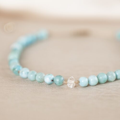 Larimar – Der Edelstein des Friedens und der Selbstheilung 🌊 Ich finde Frieden in mir und öffne mich für innere Heilung. Der Larimar wirkt wie eine sanfte Meeresbrise – kühlend, klärend und tief beruhigend. Inmitten emotionaler Wellen hilft er dir, wieder in deine Mitte zu finden und loszulassen, was dich belastet. Seine Energie lädt dich ein, anzunehmen, was ist – ohne Widerstand, mit Weichheit und Vertrauen. Dieser seltene Edelstein fördert Perspektivwechsel, spirituelles Wachstum und unterstützt dich dabei, die Verbindung zwischen Körper und Geist wiederzuentdecken. Besonders in stressreichen Phasen wirkt er wie ein Anker, der dich sanft zurück in die innere Ruhe holt. Er erinnert dich daran, dass du dir selbst vertrauen darfst – in deinem Tempo, mit deiner Wahrheit. ✨ Themen Mondstein Mental: Intuition, Emotionen & Gefühle annehmen, Verbindung zur Weiblichkeit und den Zyklen der Natur, innerer Frieden, Zugang zum Unterbewussten, Selbstwahrnehmung, Emotionale Balance, Spiritualität. Körper: Hormone, Schwangerschaft, Weiblicher Zyklus, Zirbeldrüse, Schlaf und Nervensystem. Chakra: Solarplexus und Sakralchakra. Planet: Mond. Element: Wasser. Sternzeichen: Krebs, Waage, Skorpion, Steinbock und Fische. ☝🏼 Details zum Edelstein Schmuck Naturstein - daher kann der Edelstein von den Bildern abweichen. weitere Elemente: Messingperlen Größe: verstellbar bis ca. 30cm Umfang mit Liebe und Intuition handgemacht 💜