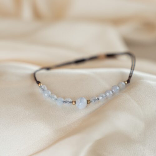 Chalcedon – Der Edelstein der Sprache und inneren Ruhe 🕊️ Ich spreche meine Wahrheit in Ruhe und Klarheit. Chalcedon schenkt dir eine klare Stimme – im Inneren wie im Außen. Wenn Worte schwerfallen oder dein Herz viel zu sagen hätte, aber du nicht weißt wie, unterstützt dich dieser Edelstein. Er bringt Ruhe in den Geist, löst angestaute Emotionen und öffnet den Weg für achtsame Kommunikation. Chalcedon ist dein Begleiter, wenn du mehr Gelassenheit, Offenheit und Verständnis in Gesprächen suchst – ob mit anderen oder dir selbst. ✨ Themen Chalcedon Mental: Kommunikation, Selbstausdruck, innere Ruhe, Gelassenheit, Offenheit, Verständnis, Aufmerksamkeit, Sprache, Balance zwischen Herz & Verstand, Stressmanagement, Annahme Körper: Stimme, Atemwege, Nebenhöhlen, Wetterfühligkeit Chakra: Halschakra Planet: Mond Element: Wasser, Luft Sternzeichen: Krebs, Löwe, Zwillinge, Waage, Schütze, Steinbock ☝🏼 Details zum Edelstein Schmuck Naturstein - daher kann der Edelstein von den Bildern abweichen. Bild ist ein Beispiel, du bekommst ein ähnlichen Stein. weitere Elemente: Perlen aus Messing Größe: verstellbar von ca. 12 - 38 cm Umfang mit Liebe und Intuition handgemacht 💜 🗿 Mineralogische & historische Fakten: Chalcedon ist eine mikrokristalline Varietät des Quarzes. Sein Name stammt vom antiken Handelsort „Chalkedon“ am Bosporus. Schon in der Antike wurde er als Rednerstein verehrt – Philosophen und Politiker trugen ihn, um ihre Worte mit Klarheit und Überzeugungskraft zu sprechen. Aufgrund seiner beruhigenden Schwingung wird er traditionell auch bei Schlafproblemen, Reizbarkeit oder Nervosität eingesetzt.