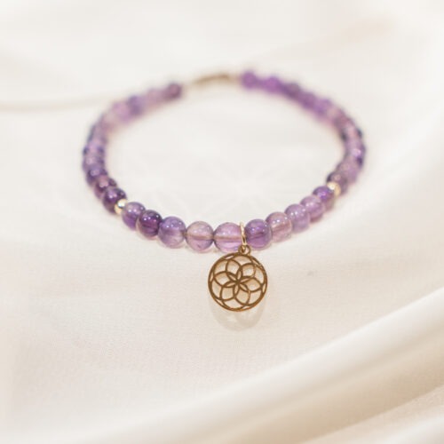 ### **Amethyst – Der Edelstein der Intuition und inneren Wandlung** Spiritualität • Transformation • Gelassenheit ### **🔮🌌** **Ich vertraue meiner inneren Führung und finde Frieden im Wandel.** Der Amethyst ist ein sanfter, doch kraftvoller Begleiter für deinen inneren Weg. Er stärkt deine Intuition und vertieft deine Spiritualität, während er dir hilft, alte Strukturen zu wandeln und innere Balance zu finden. Mit seiner beruhigenden Energie verbindet er Körper und Geist, unterstützt dein persönliches Wachstum und schenkt dir Gelassenheit in herausfordernden Zeiten. Gleichzeitig öffnet er den Zugang zu tieferem Bewusstsein und kann deine Traumdeutung intensivieren – so wird er zu einem Stein, der dich klar und zentriert durchs Leben trägt. ✨ **Themen:** - **Mental:** Intuition, Spiritualität, Transformation, emotionale Balance, Verbindung von Körper & Geist, Wachstum, Gelassenheit, Traumdeutung, Bewusstsein - **Körper:** Kopf, Haut, Atemwege, Schlaf, Stressmanagement, Wohlbefinden - **Chakra:** Kronenchakra, Drittes Auge - **Planet:** Jupiter, Saturn - **Element:** Luft, Kosmos - **Sternzeichen:** Steinbock, Skorpion, Zwillinge, Jungfrau, Wassermann, Widder, Schütze 🗿 **Mineralogische & historische Fakten:** Amethyst ist eine violette Varietät des Quarzes und wurde schon im alten Griechenland als „Nüchternheitsstein“ verehrt. Sein Name leitet sich vom griechischen *amethystos* ab – „dem Rausch entgegenwirkend“. Im Mittelalter galt er als Symbol für Demut, innere Stärke und spirituelle Klarheit. Mönche und Mystiker nutzten ihn zur Meditation, um einen klaren Geist und eine tiefe Verbindung zum Göttlichen zu fördern. Heute ist der Amethyst ein beliebter Begleiter für Menschen, die Achtsamkeit, seelisches Gleichgewicht und eine tiefere Verbindung zur eigenen Intuition suchen. **Reflexionsfrage:** Was darf ich heute loslassen, um meiner inneren Wahrheit näherzukommen? **Affirmation:** Ich vertraue meiner inneren Führung und finde Frieden im Wandel. **Meditation:** Lege den Amethyst auf deine Stirn (Drittes Auge) oder halte ihn in deiner Hand. Schließe die Augen und atme ruhig. Stell dir vor, wie violettes Licht deinen Geist klärt und deine Gedanken sanft zur Ruhe bringt. Erlaube dir, dich mit deiner inneren Weisheit zu verbinden – ruhig, bewusst und ganz bei dir.