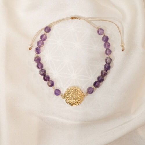 ### **Amethyst – Der Edelstein der Intuition und inneren Wandlung** Spiritualität • Transformation • Gelassenheit ### **🔮🌌** **Ich vertraue meiner inneren Führung und finde Frieden im Wandel.** Der Amethyst ist ein sanfter, doch kraftvoller Begleiter für deinen inneren Weg. Er stärkt deine Intuition und vertieft deine Spiritualität, während er dir hilft, alte Strukturen zu wandeln und innere Balance zu finden. Mit seiner beruhigenden Energie verbindet er Körper und Geist, unterstützt dein persönliches Wachstum und schenkt dir Gelassenheit in herausfordernden Zeiten. Gleichzeitig öffnet er den Zugang zu tieferem Bewusstsein und kann deine Traumdeutung intensivieren – so wird er zu einem Stein, der dich klar und zentriert durchs Leben trägt. ✨ **Themen:** - **Mental:** Intuition, Spiritualität, Transformation, emotionale Balance, Verbindung von Körper & Geist, Wachstum, Gelassenheit, Traumdeutung, Bewusstsein - **Körper:** Kopf, Haut, Atemwege, Schlaf, Stressmanagement, Wohlbefinden - **Chakra:** Kronenchakra, Drittes Auge - **Planet:** Jupiter, Saturn - **Element:** Luft, Kosmos - **Sternzeichen:** Steinbock, Skorpion, Zwillinge, Jungfrau, Wassermann, Widder, Schütze 🗿 **Mineralogische & historische Fakten:** Amethyst ist eine violette Varietät des Quarzes und wurde schon im alten Griechenland als „Nüchternheitsstein“ verehrt. Sein Name leitet sich vom griechischen *amethystos* ab – „dem Rausch entgegenwirkend“. Im Mittelalter galt er als Symbol für Demut, innere Stärke und spirituelle Klarheit. Mönche und Mystiker nutzten ihn zur Meditation, um einen klaren Geist und eine tiefe Verbindung zum Göttlichen zu fördern. Heute ist der Amethyst ein beliebter Begleiter für Menschen, die Achtsamkeit, seelisches Gleichgewicht und eine tiefere Verbindung zur eigenen Intuition suchen. **Reflexionsfrage:** Was darf ich heute loslassen, um meiner inneren Wahrheit näherzukommen? **Affirmation:** Ich vertraue meiner inneren Führung und finde Frieden im Wandel. **Meditation:** Lege den Amethyst auf deine Stirn (Drittes Auge) oder halte ihn in deiner Hand. Schließe die Augen und atme ruhig. Stell dir vor, wie violettes Licht deinen Geist klärt und deine Gedanken sanft zur Ruhe bringt. Erlaube dir, dich mit deiner inneren Weisheit zu verbinden – ruhig, bewusst und ganz bei dir.